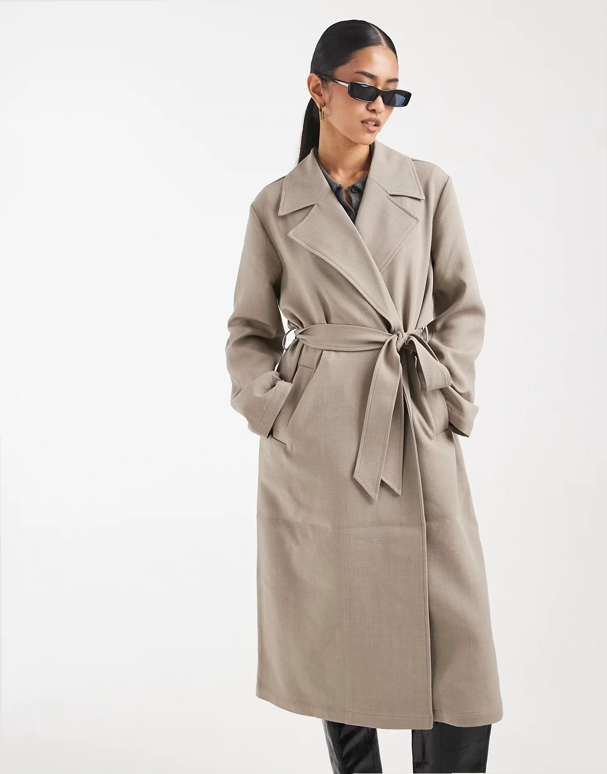 – Schlichter, leichter, eleganter Trenchcoat in Taupe mit Bindegürtel