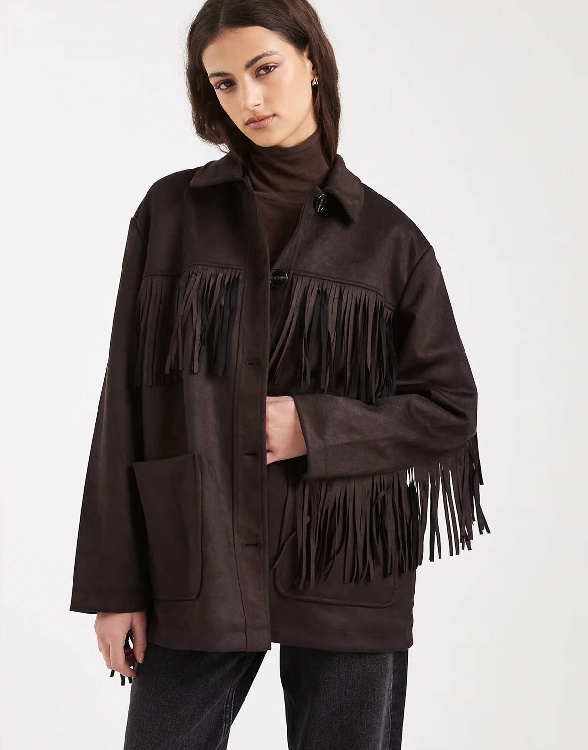 – Czekoladowobrązowa kurtka z imitacji zamszu z frędzlami w stylu boho