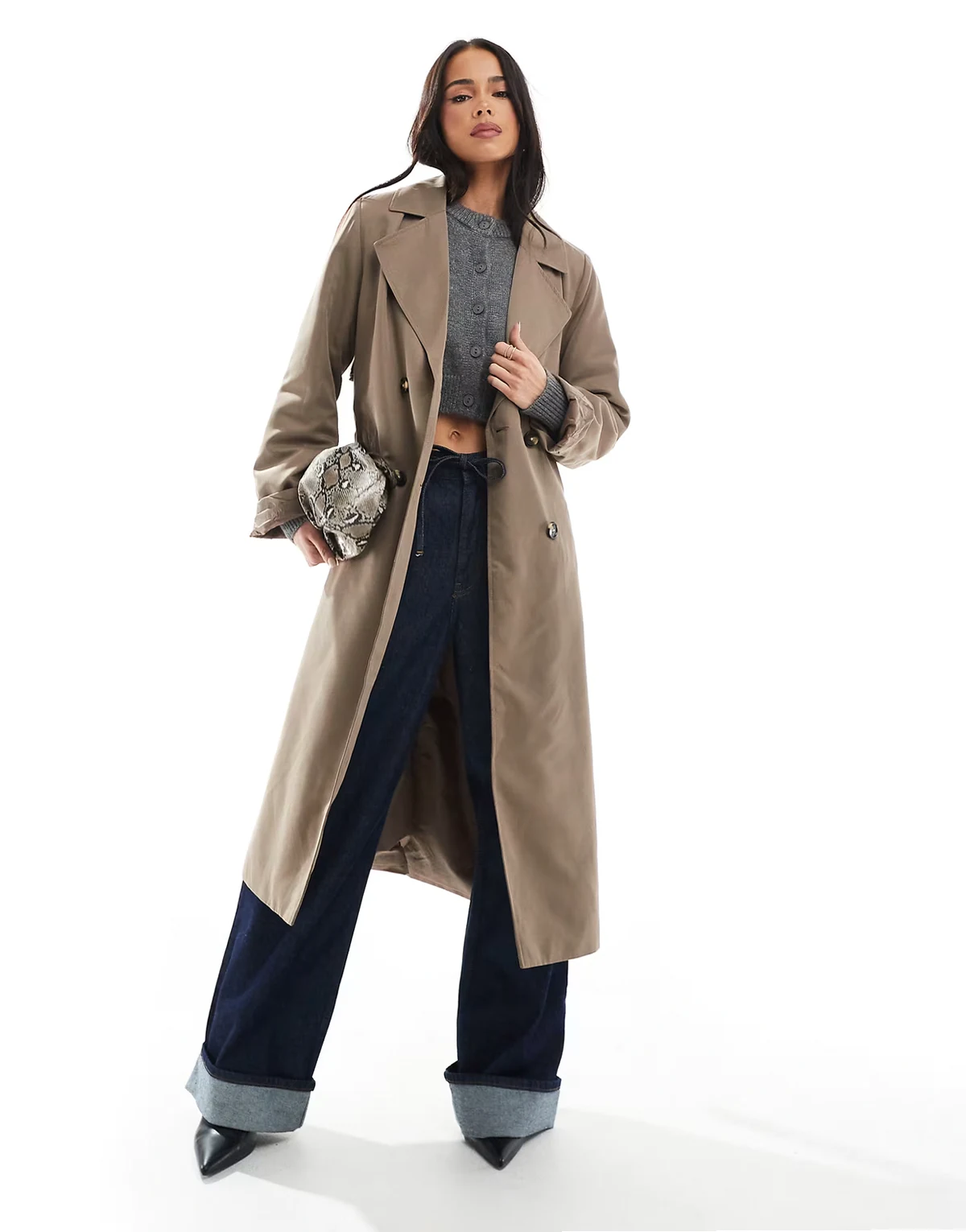 – Szarobrązowy prochowiec z paskiem