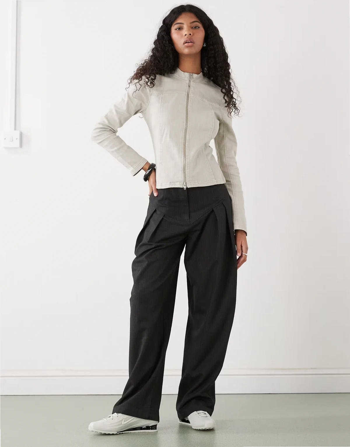 – Figurbetonte Jacke in hellem Maulwurfbraun mit Reißverschluss