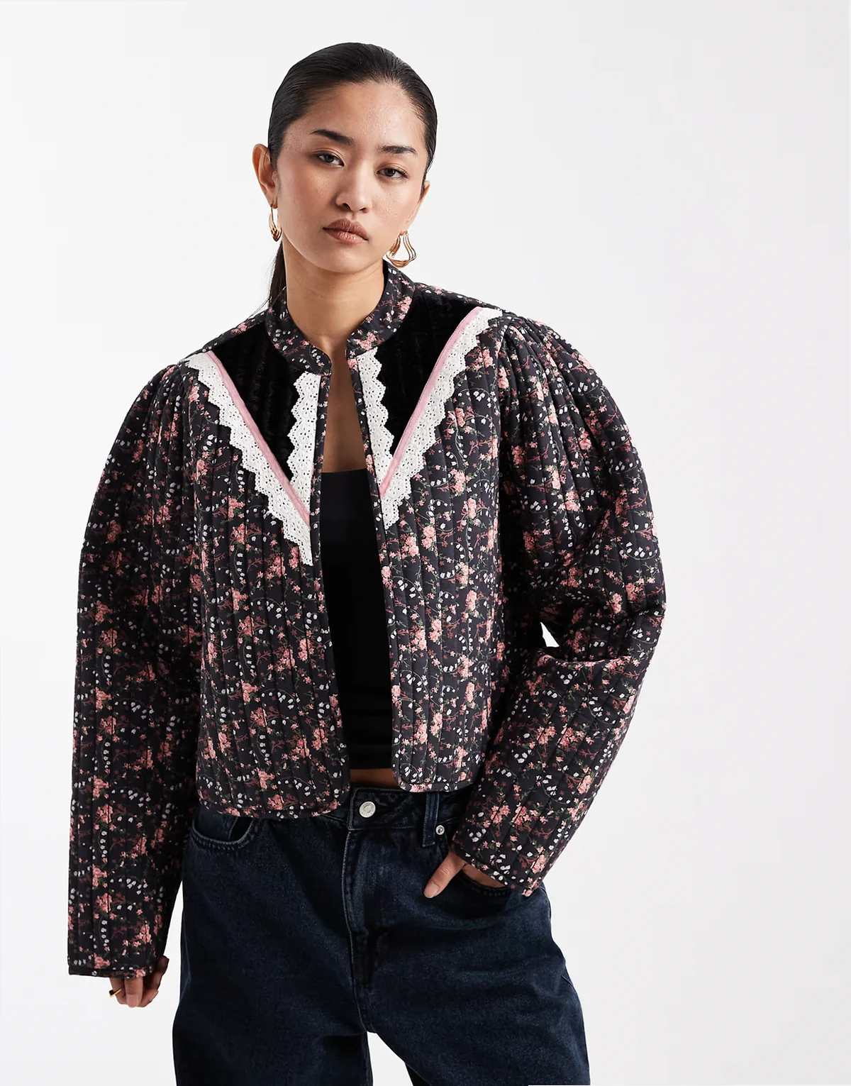 – Czarna krótka kurtka w drobny wzór w wiktoriańskim stylu