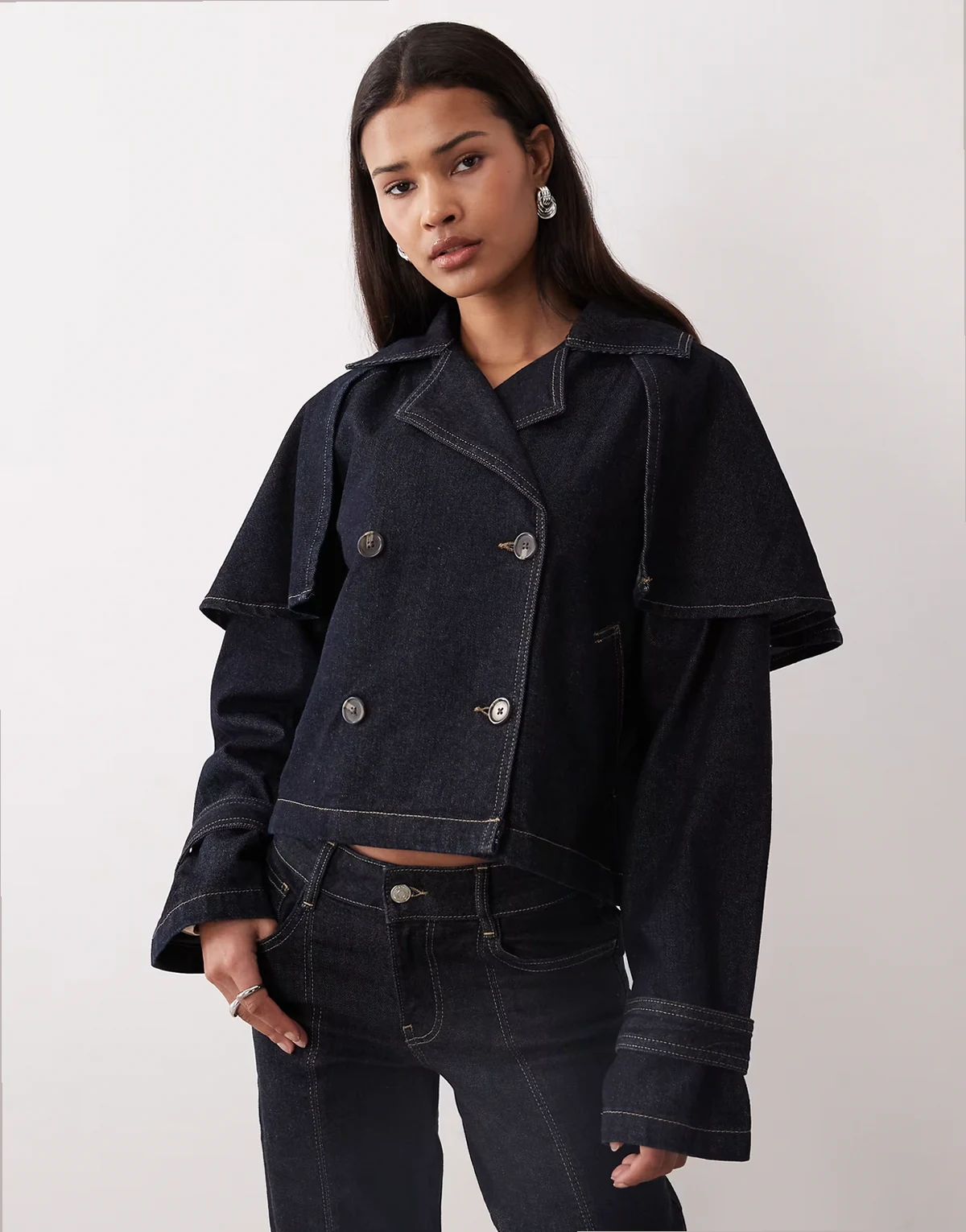 – Kurze Cape-Trenchjacke aus Denim in dunkler, indigoblauer Rinse-Waschung