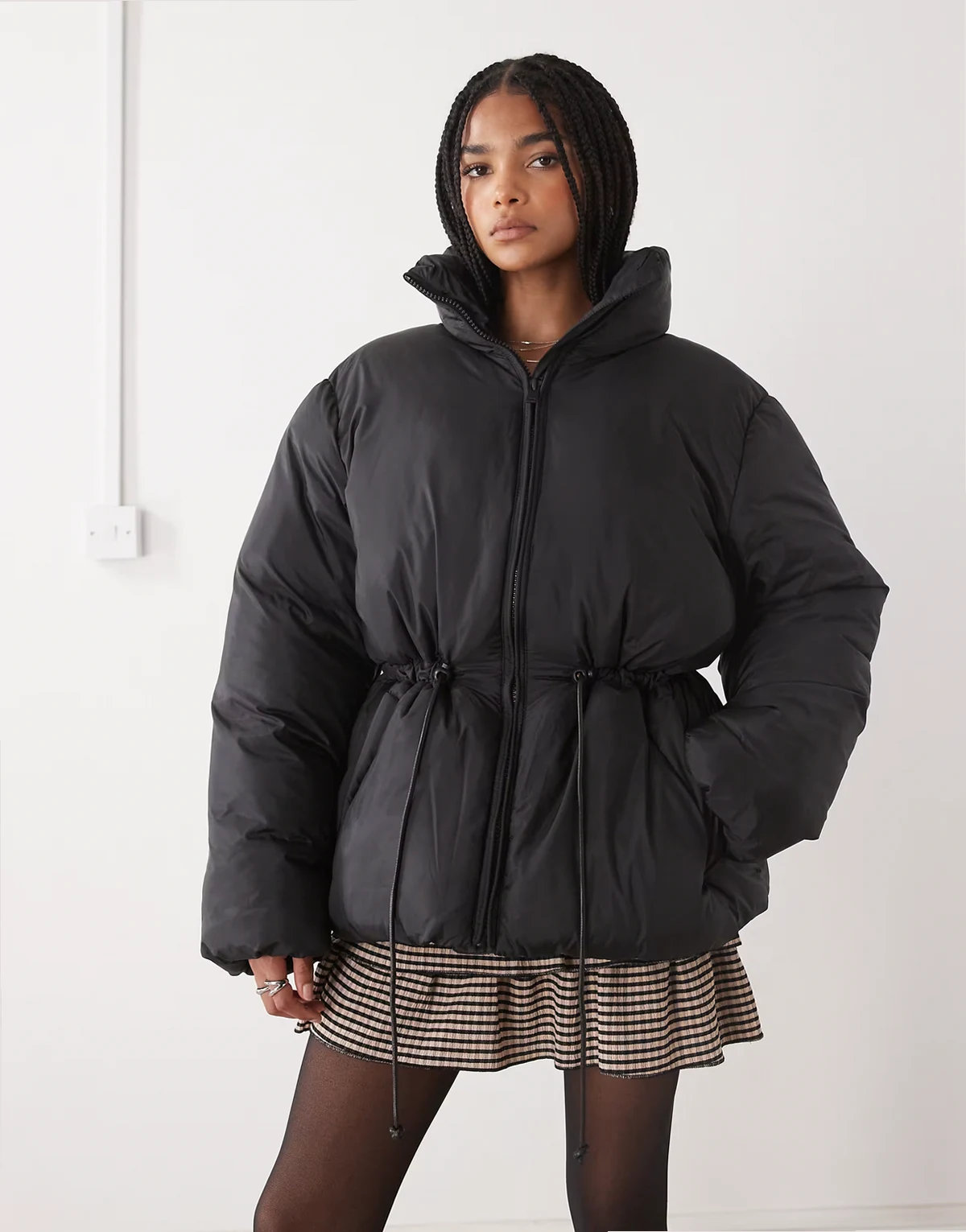 – Oversize-Steppjacke in Schwarz mit Raffung in der Taille und Schnürung