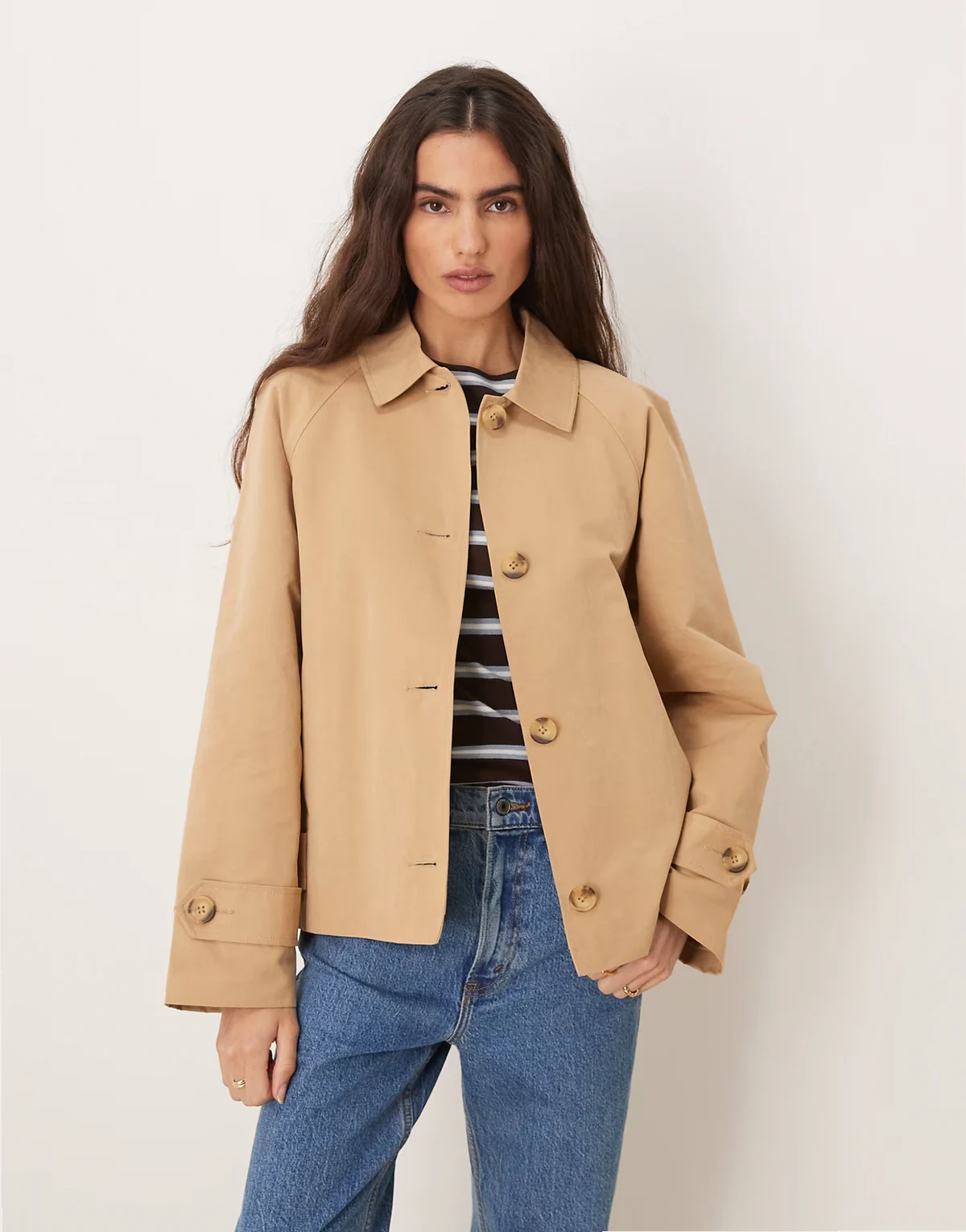 – Kurz geschnittener Trenchcoat in Beige