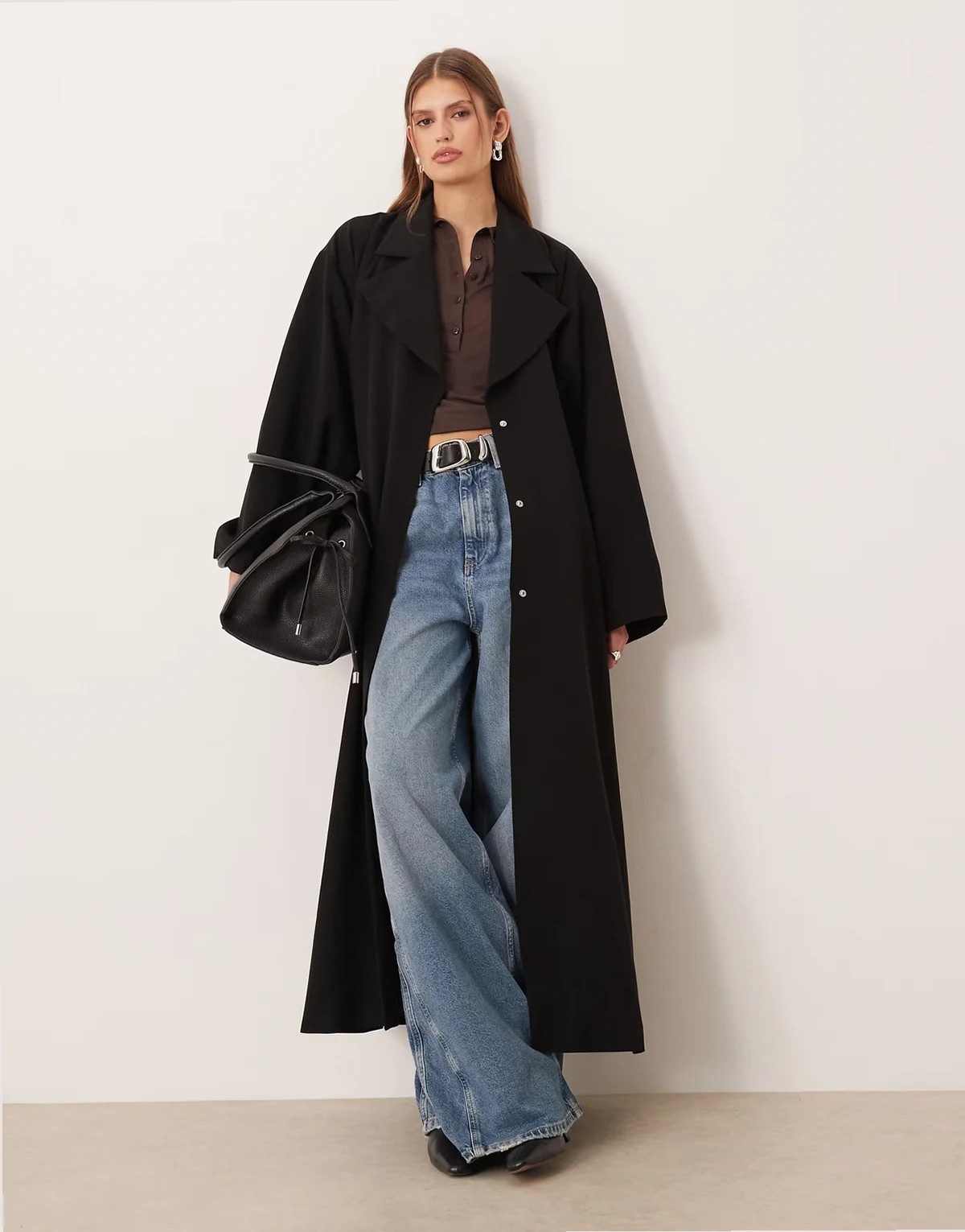 – Czarny obszerny trencz oversize