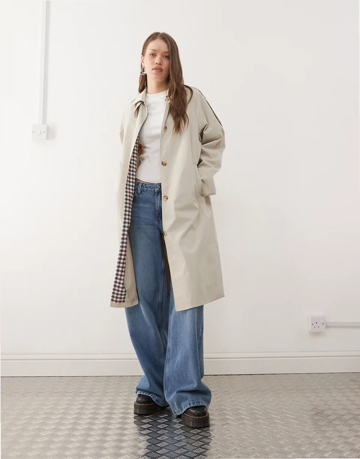 – Beżowy prochowiec midi