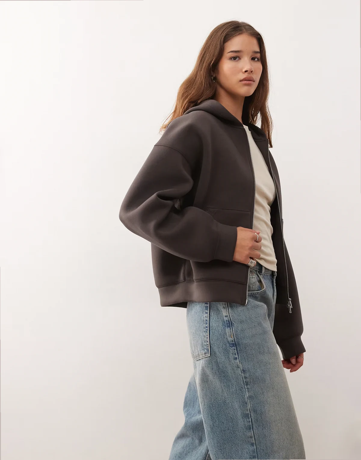 – Scarlet – Oversize-Kapuzenjacke aus neoprenähnlichem Material in Braun