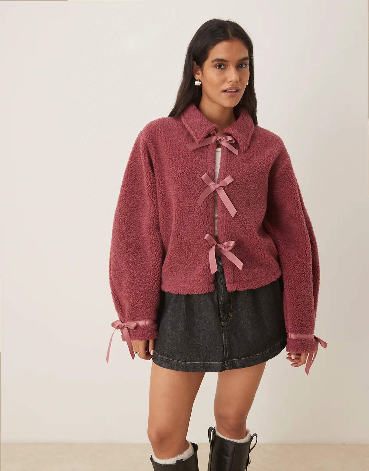 – Jacke aus Teddyfleece in Dunkelrosa mit Schleifenverschluss vorne