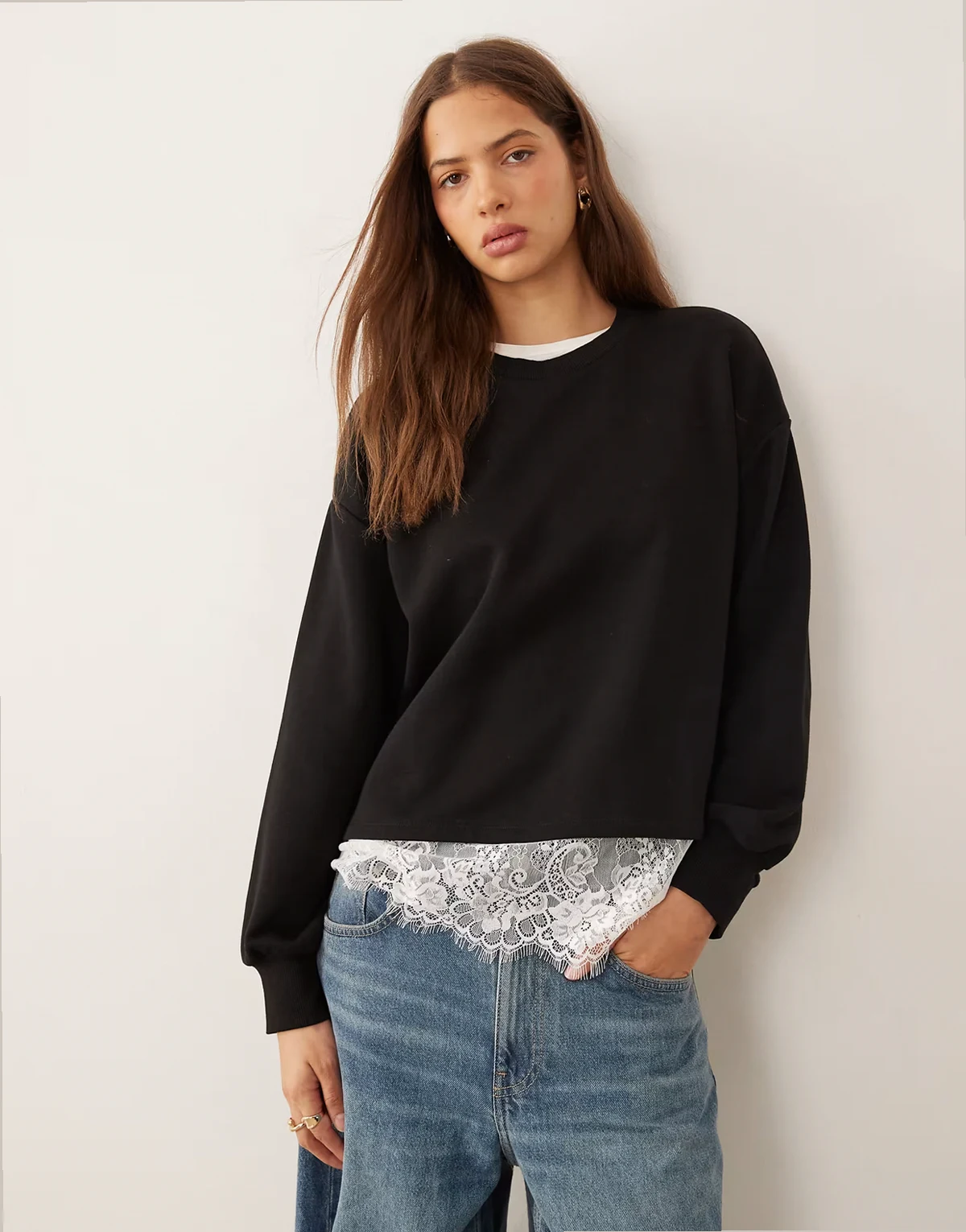 – Oversize-Sweatshirt in Schwarz mit Spitzenunterlage am Saum