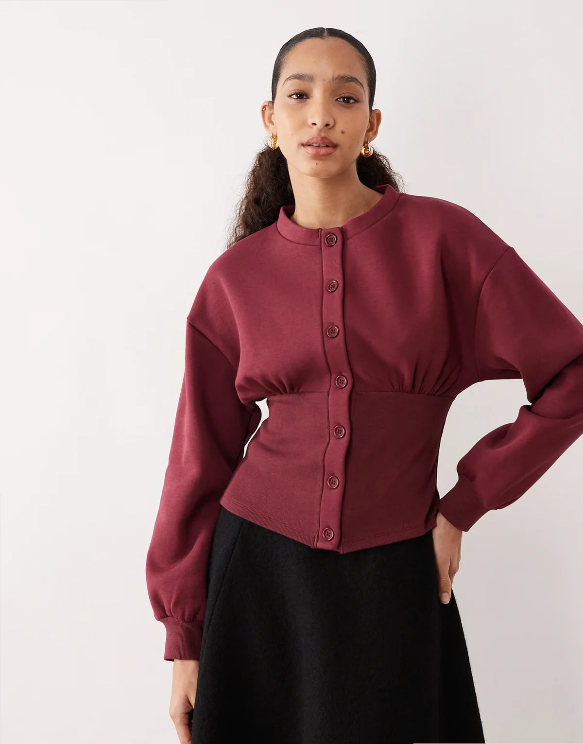 – Tailliertes Sweatshirt in Burgunderrot mit durchgehender Knopfleiste