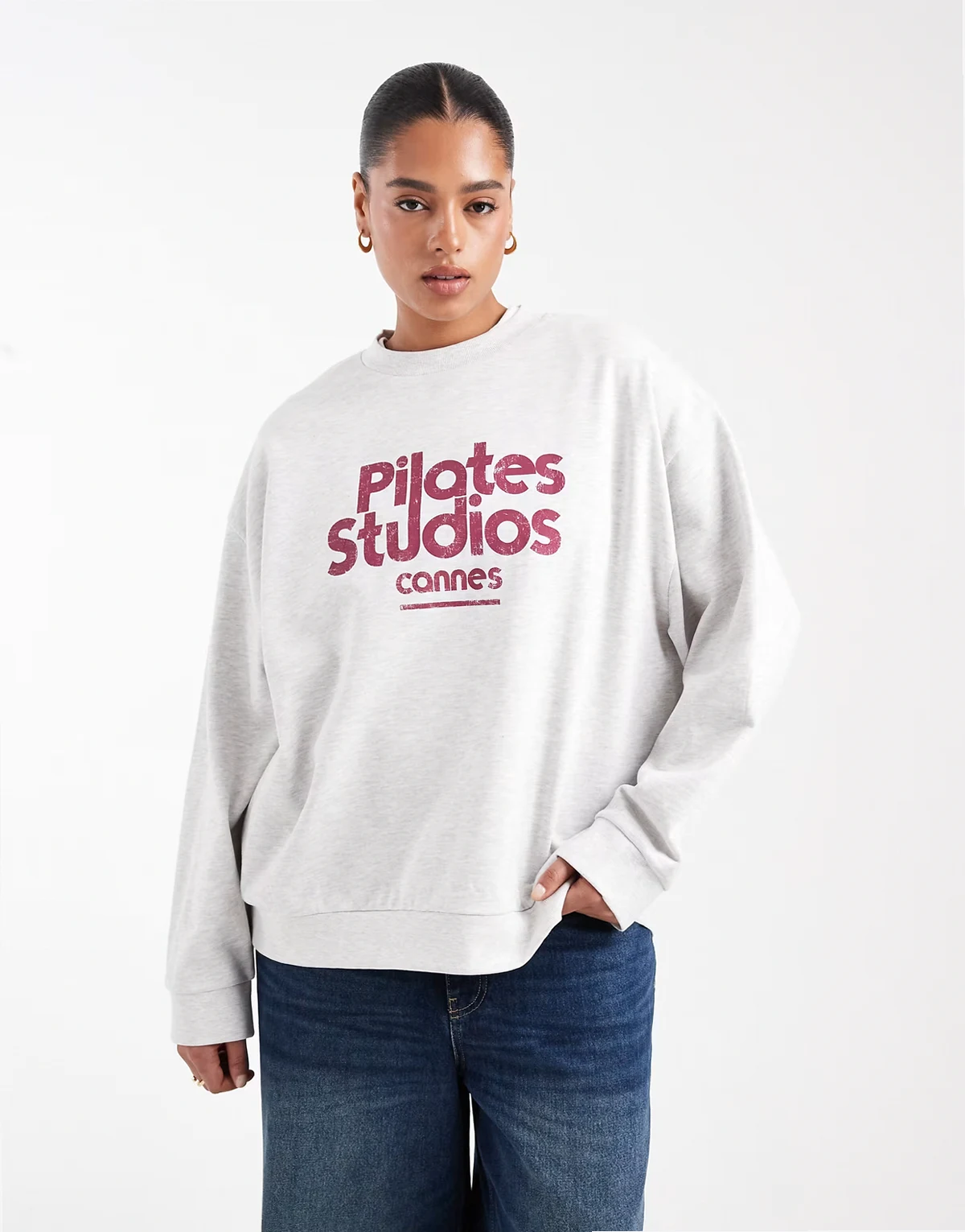 ASOS DESIGN Curve – Oversize-Sweatshirt in meliertem Eisgrau mit „Pilates Studios“-Print