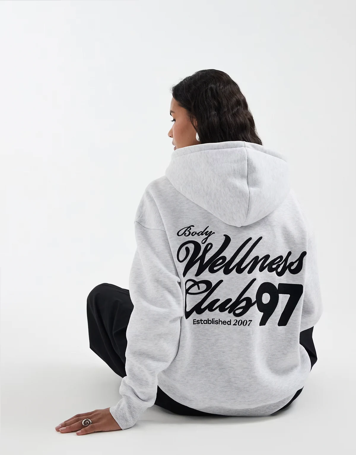 – Hochwertiger, flauschiger Kapuzenpullover in meliertem Wolkengrau mit Grafikprint