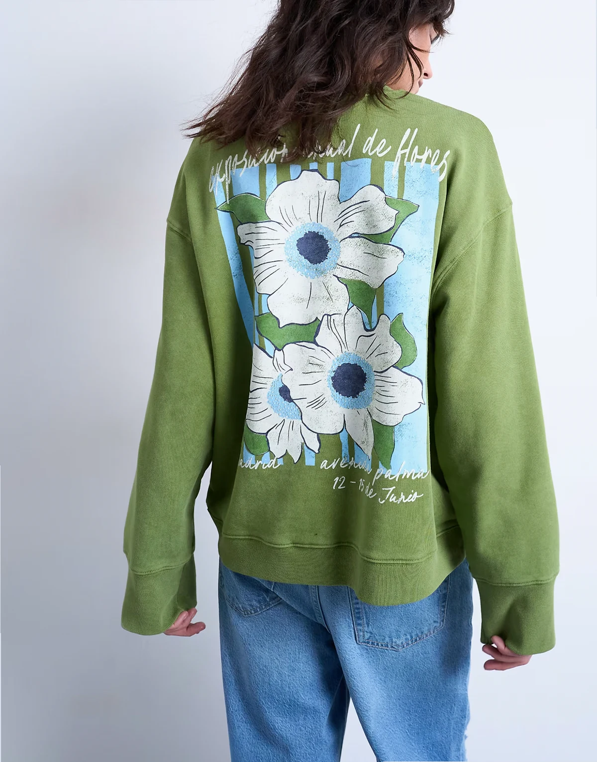 – Zielona bluza oversize z grafiką z kwiatami na plecach