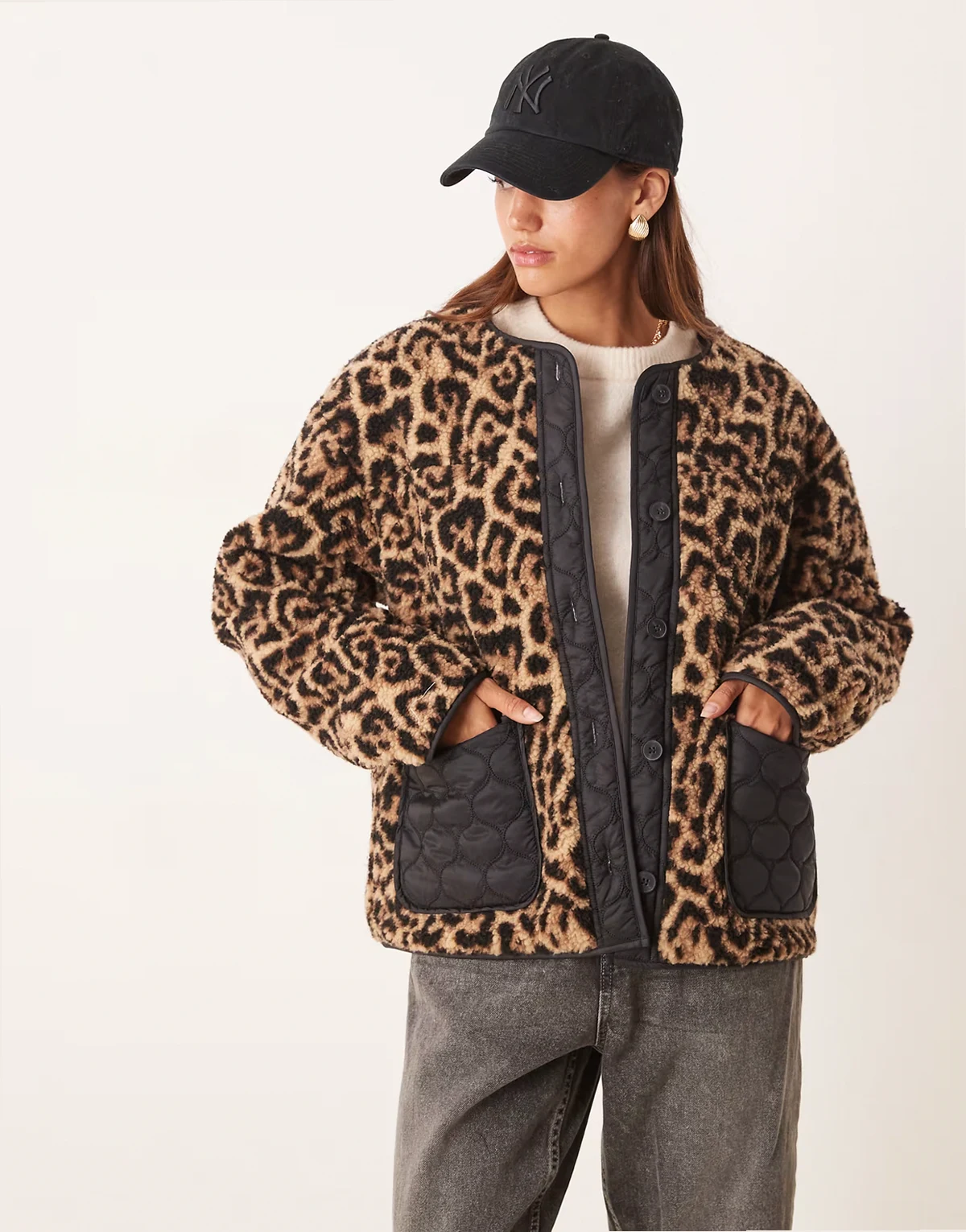– Jacke aus Teddyfleece mit Leopardenmuster und schwarzen Details aus gestepptem Nylon