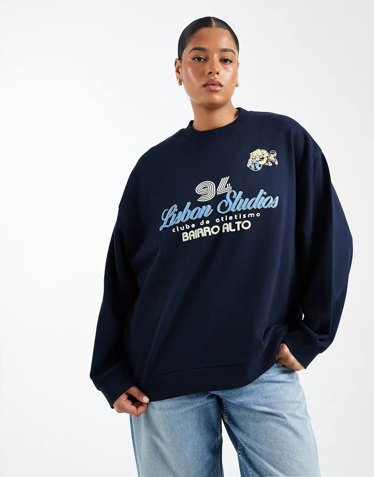 ASOS DESIGN Curve – Oversize-Sweatshirt in Marineblau mit „Lisbon“-Sportgrafik