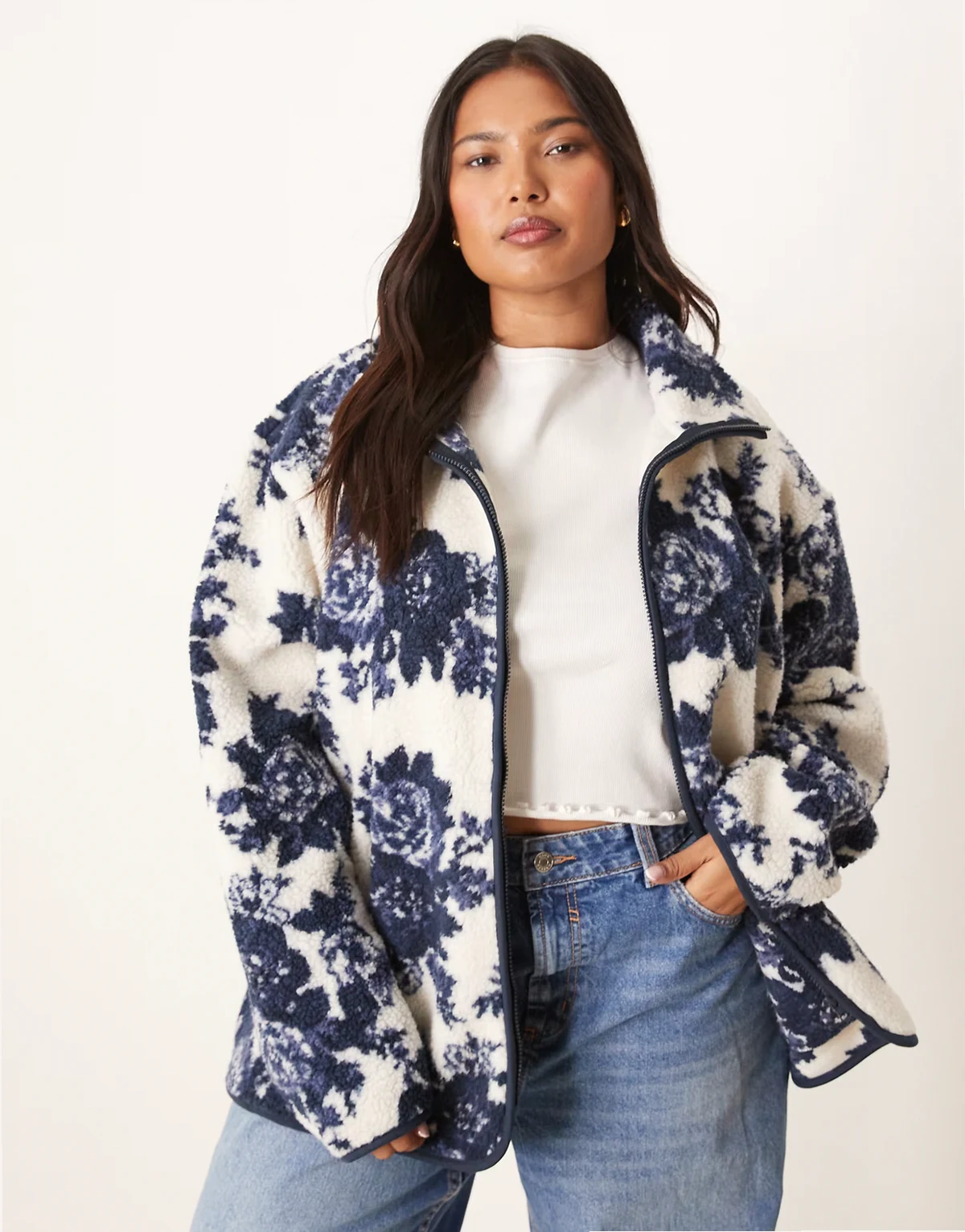 ASOS DESIGN Curve – Teddyfleece-Jacke in Creme mit Blumenmotiv in Marineblau und Reißverschluss