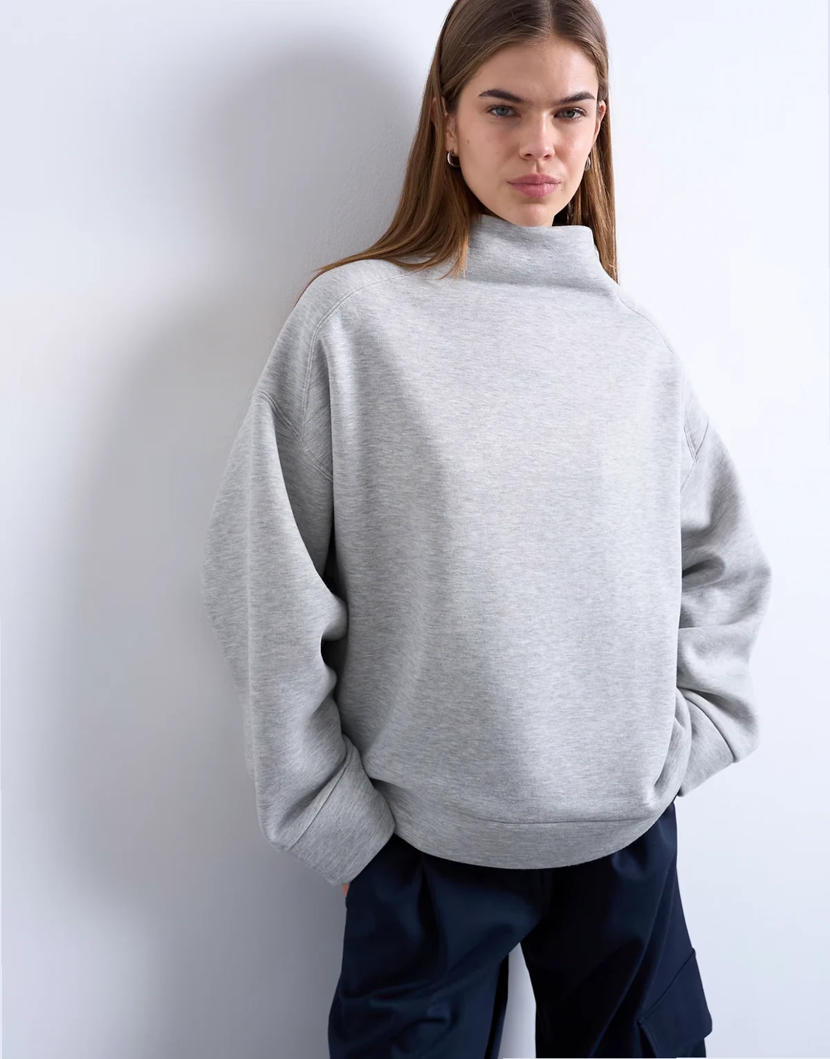 – Szara bluza dresowa oversize z golfem