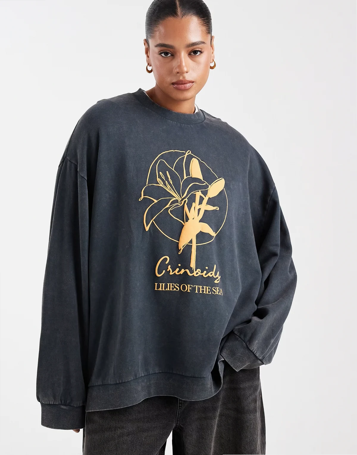 ASOS DESIGN Curve – Oversize-Sweatshirt in Anthrazit mit Lilienblüten-Grafik