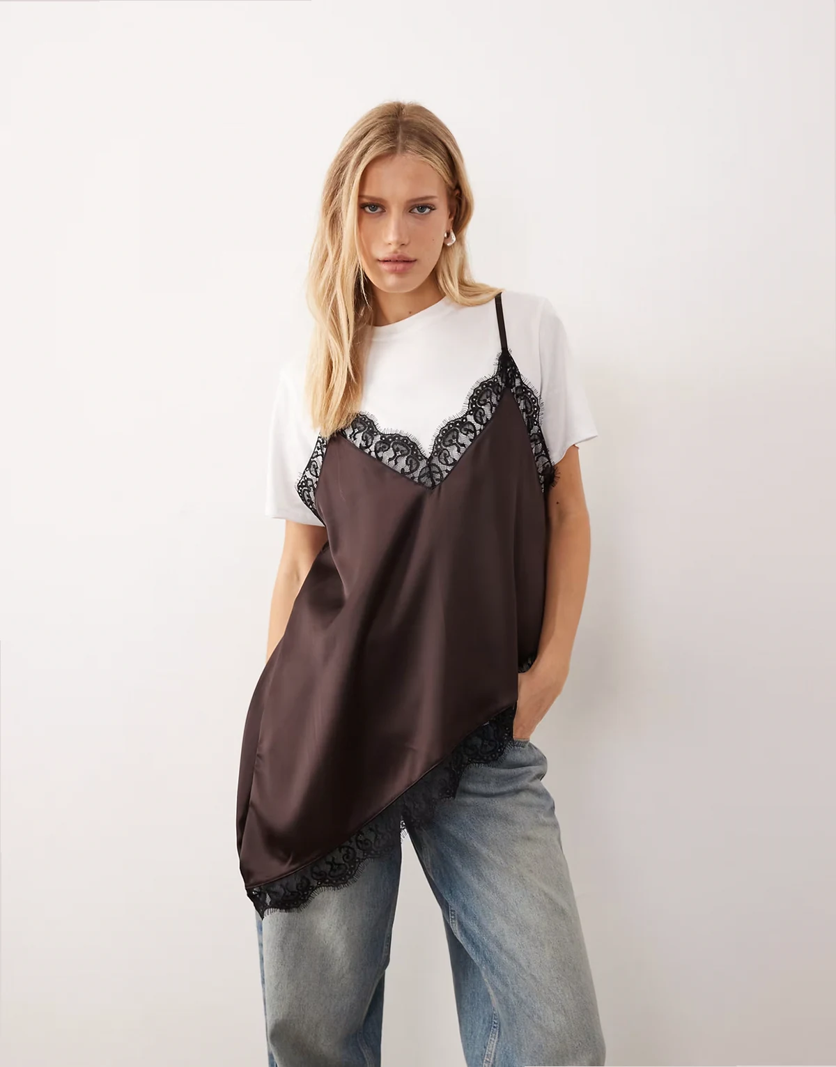 – Kurzärmliges 2-in-1-Oberteil aus Satin in Schokobraun mit Spitzen-Overlay