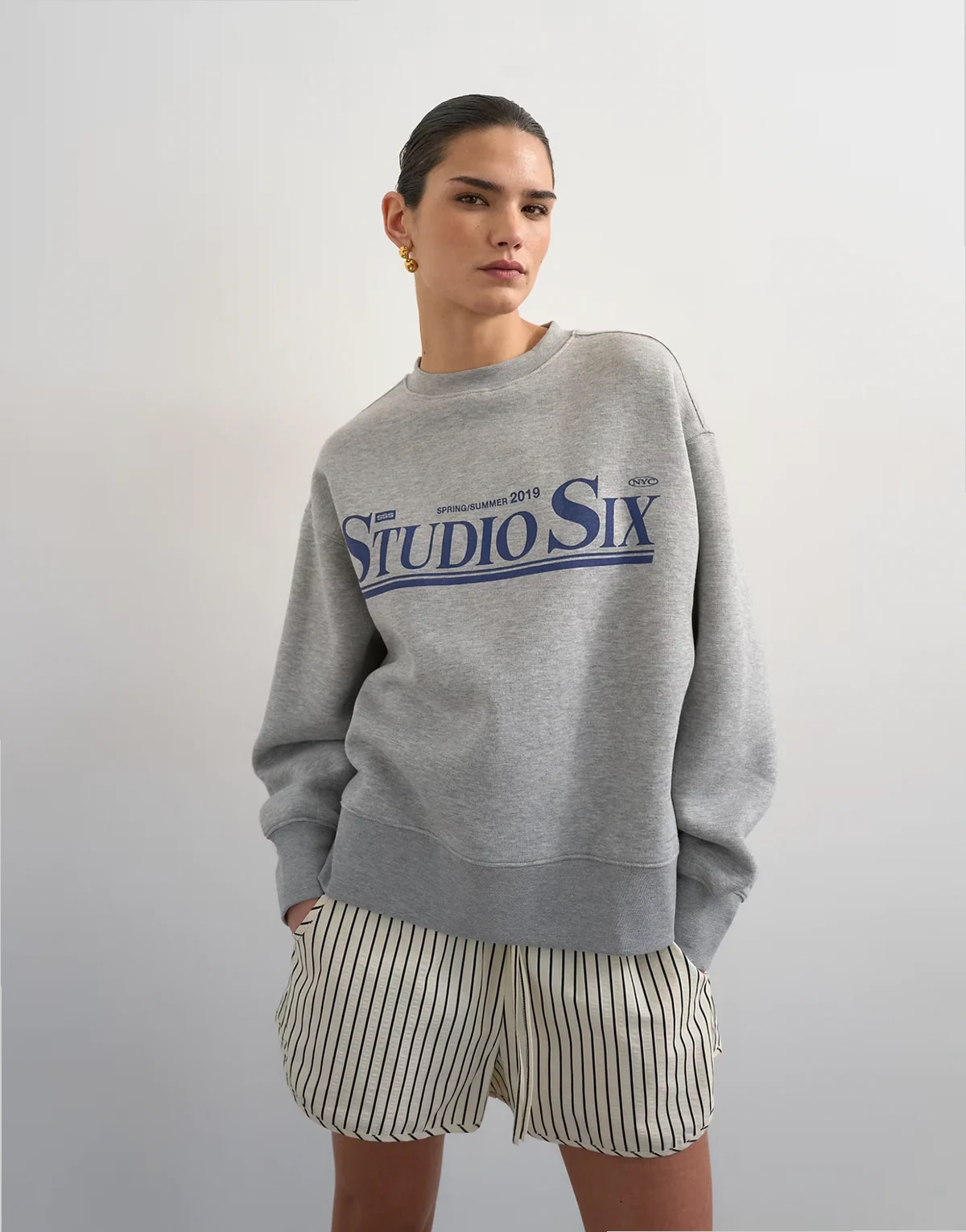 – Luźna bluza z grafiką „Studio 6“