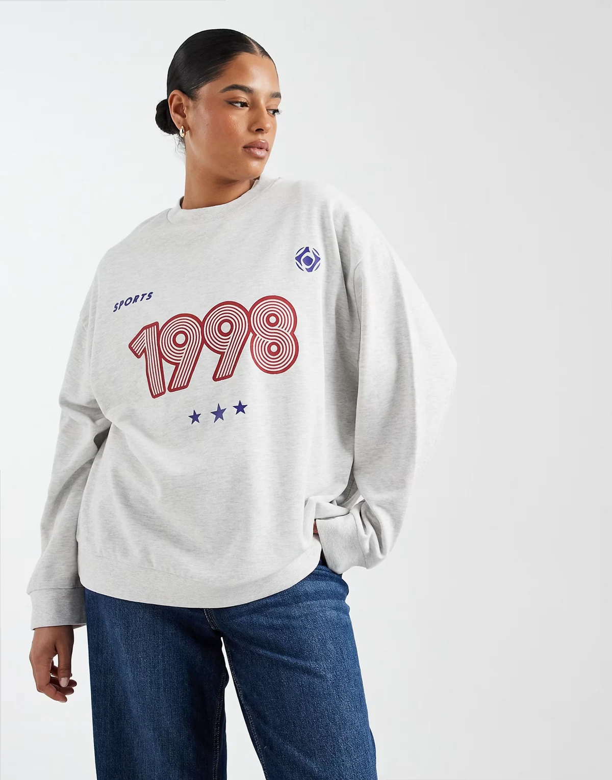 ASOS DESIGN Curve – Oversize-Sweatshirt in Eisgrau meliert mit 1998-Sport-Grafik