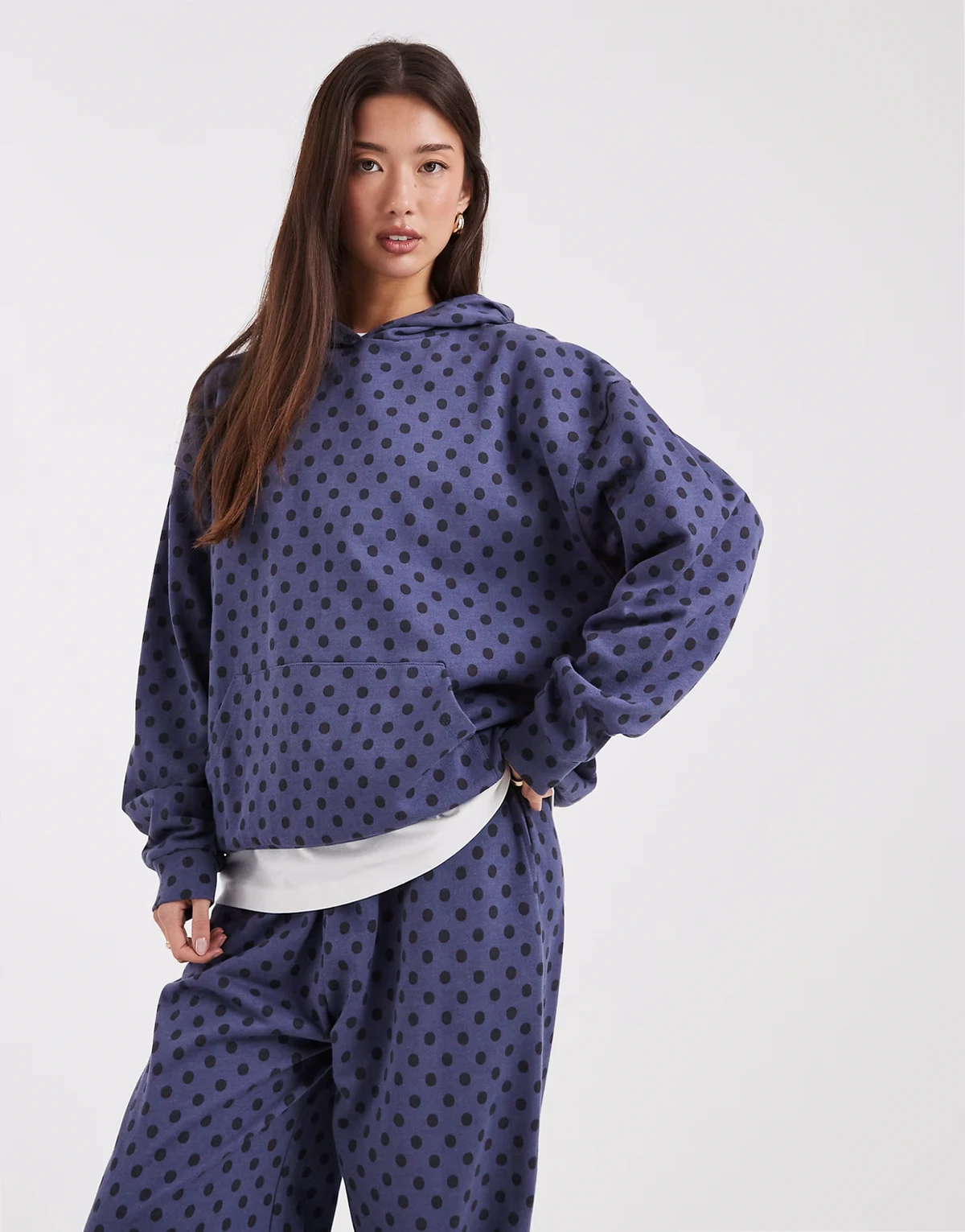 – Niebieska bluza z kapturem w groszki