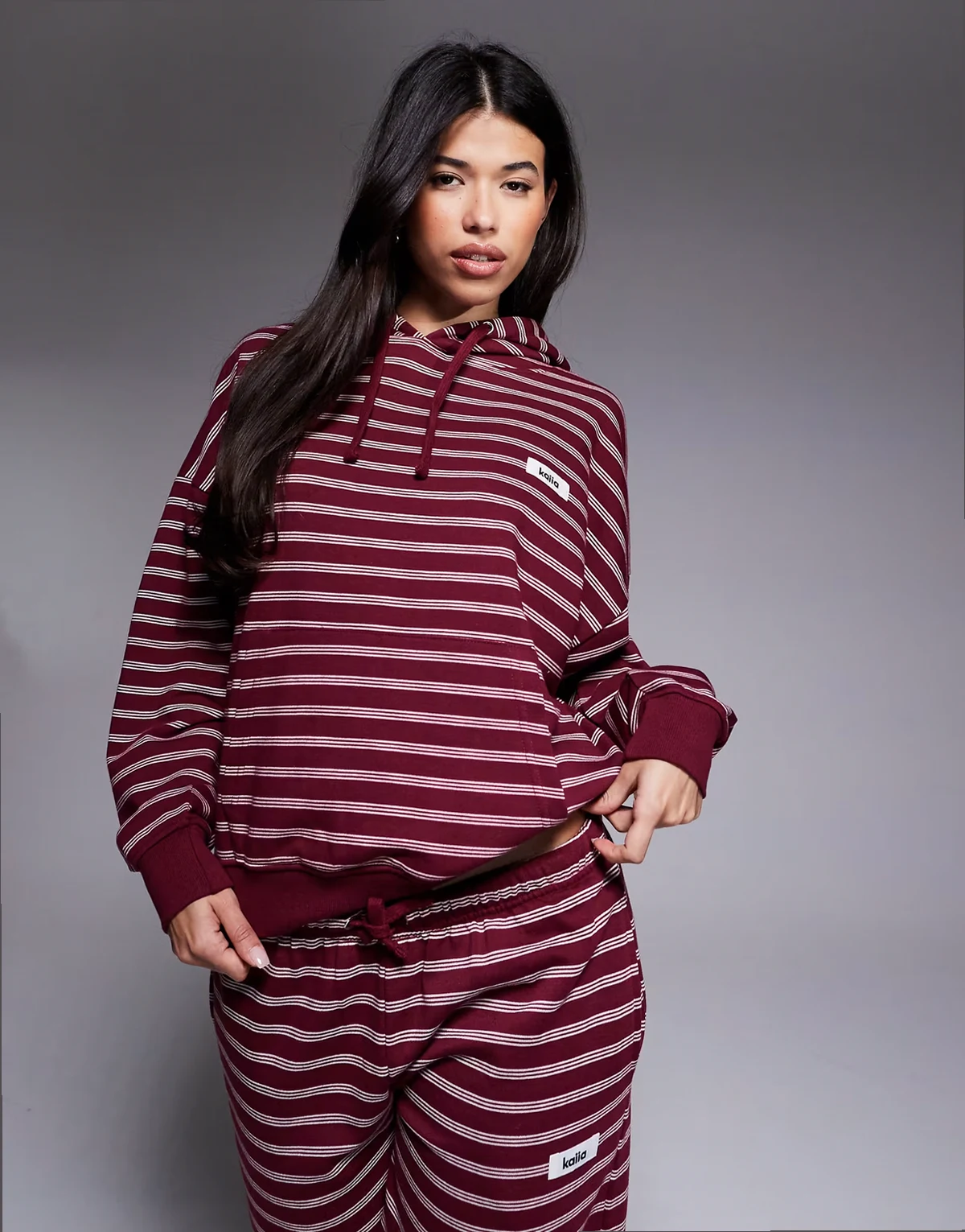 – Bluza oversize z mieszanki bawełny w bordowo-kremowe paski z kapturem i naszywką z logo, część zestawu