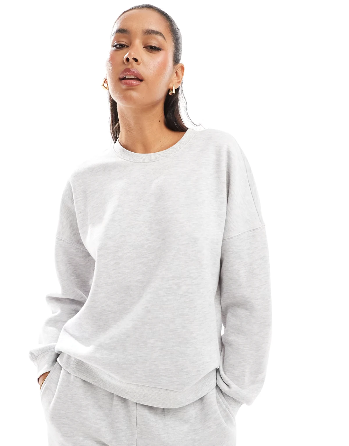 – Jasnoszara bluza oversize, część zestawu