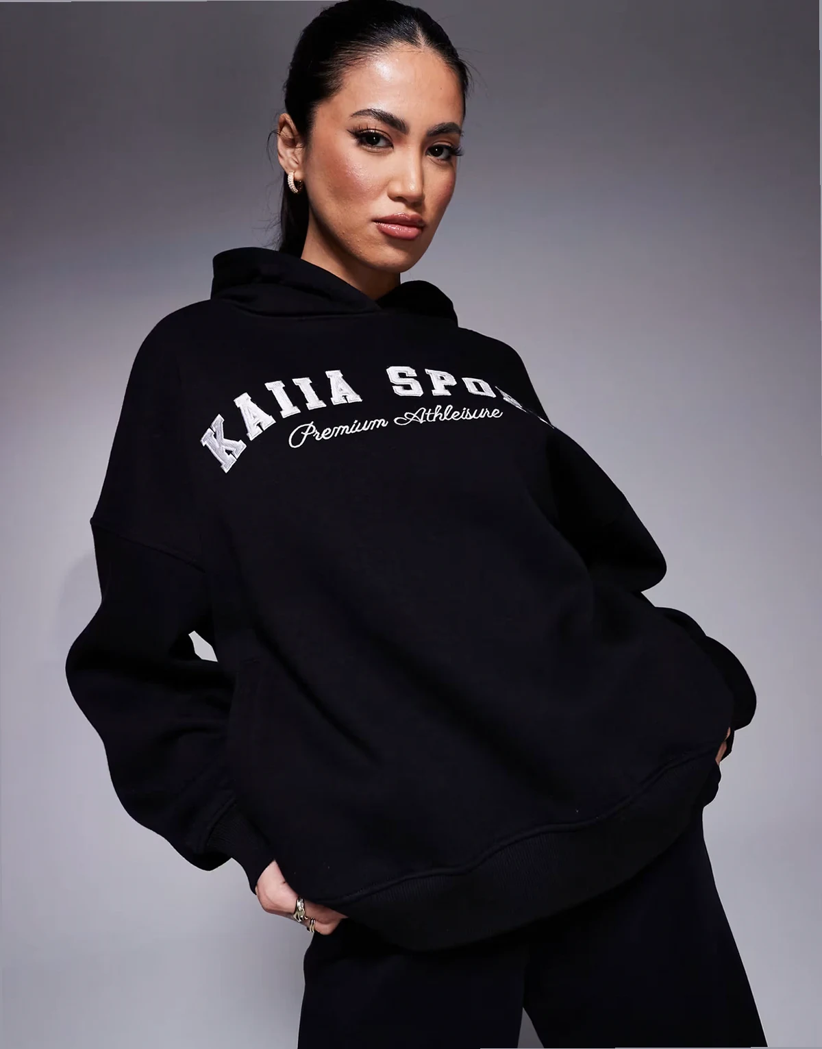 Sport – Czarna bluza z kapturem oversize z białym haftowanym logo