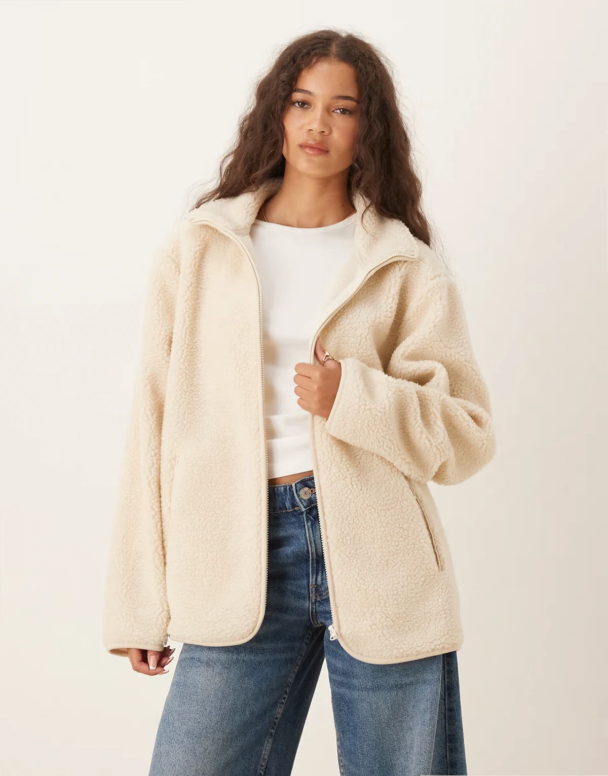 – Jacke aus Fleece in Creme mit durchgehendem Reißverschluss
