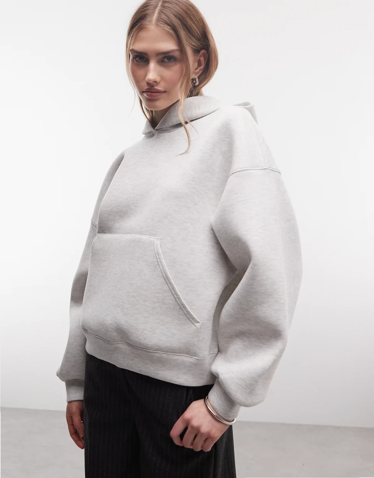 – Petra – Oversize-Kapuzenpullover aus Stoff in Neopren-Optik in meliertem Hellgrau