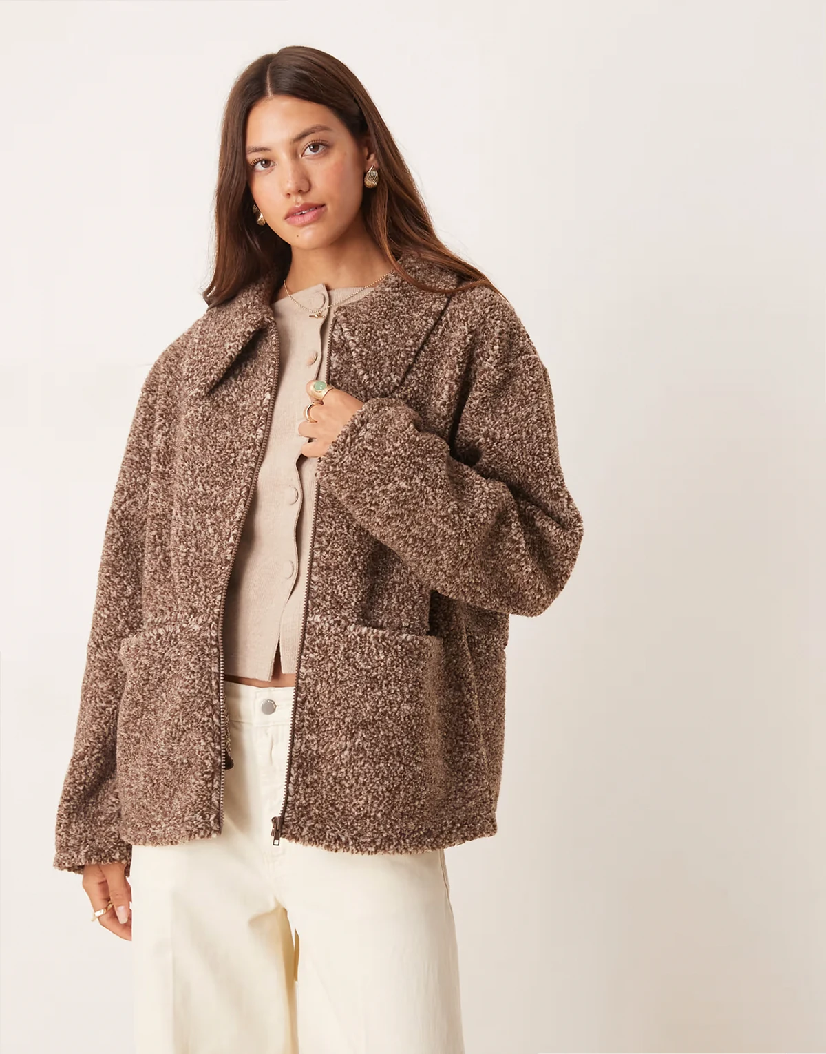 – Teddyfleece-Jacke in zwei neutralen Töne mit Reißverschluss und Kragen