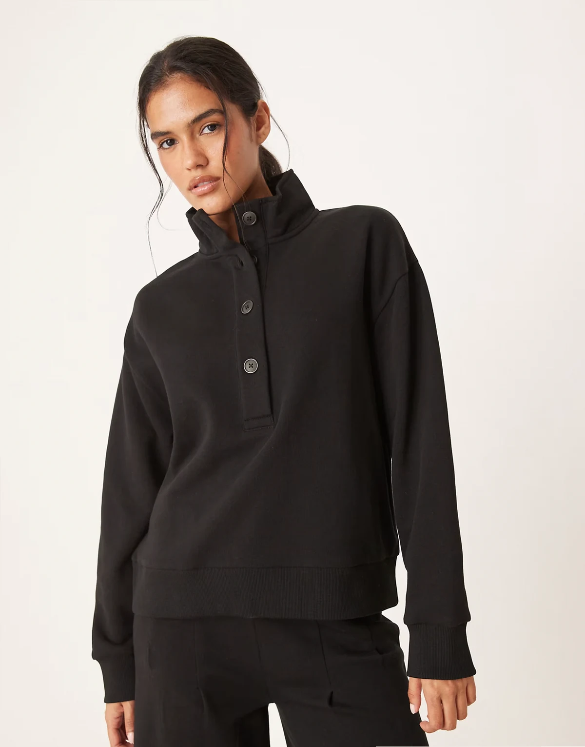 – Henley-Sweatshirt in Schwarz mit Kragen, Kombiteil