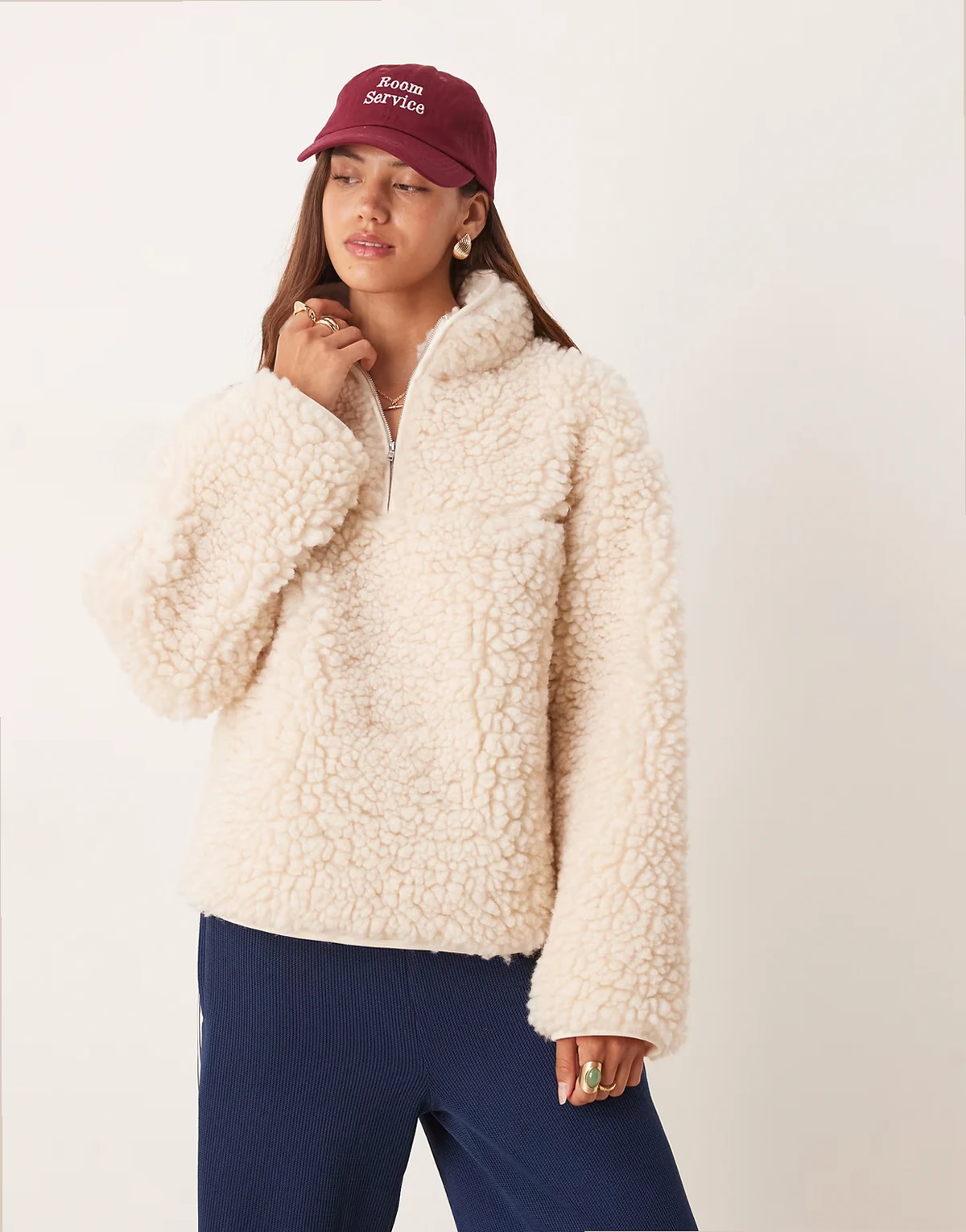 – Sweatshirt aus hochflorigem Teddyfleece in Cremeweiß mit kurzem Reißverschluss