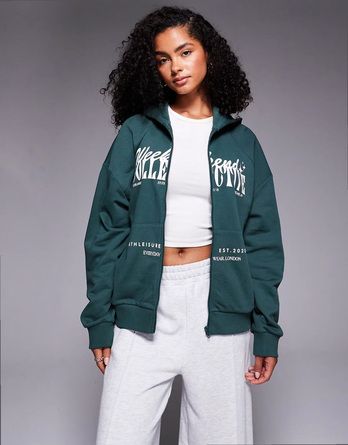 Weekend Collective – Kapuzenjacke in Grün mit Reißverschluss und verschiedenen Schriftzügen