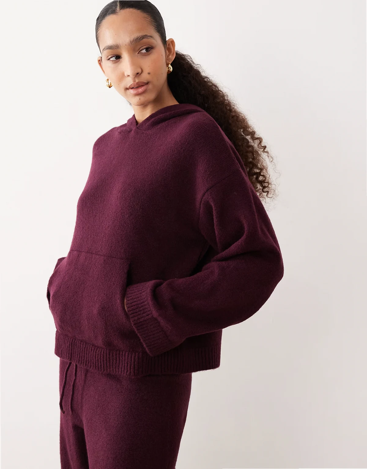 – Flauschiger Oversize-Kapuzenpullover aus Strick in Pflaume, Kombiteil