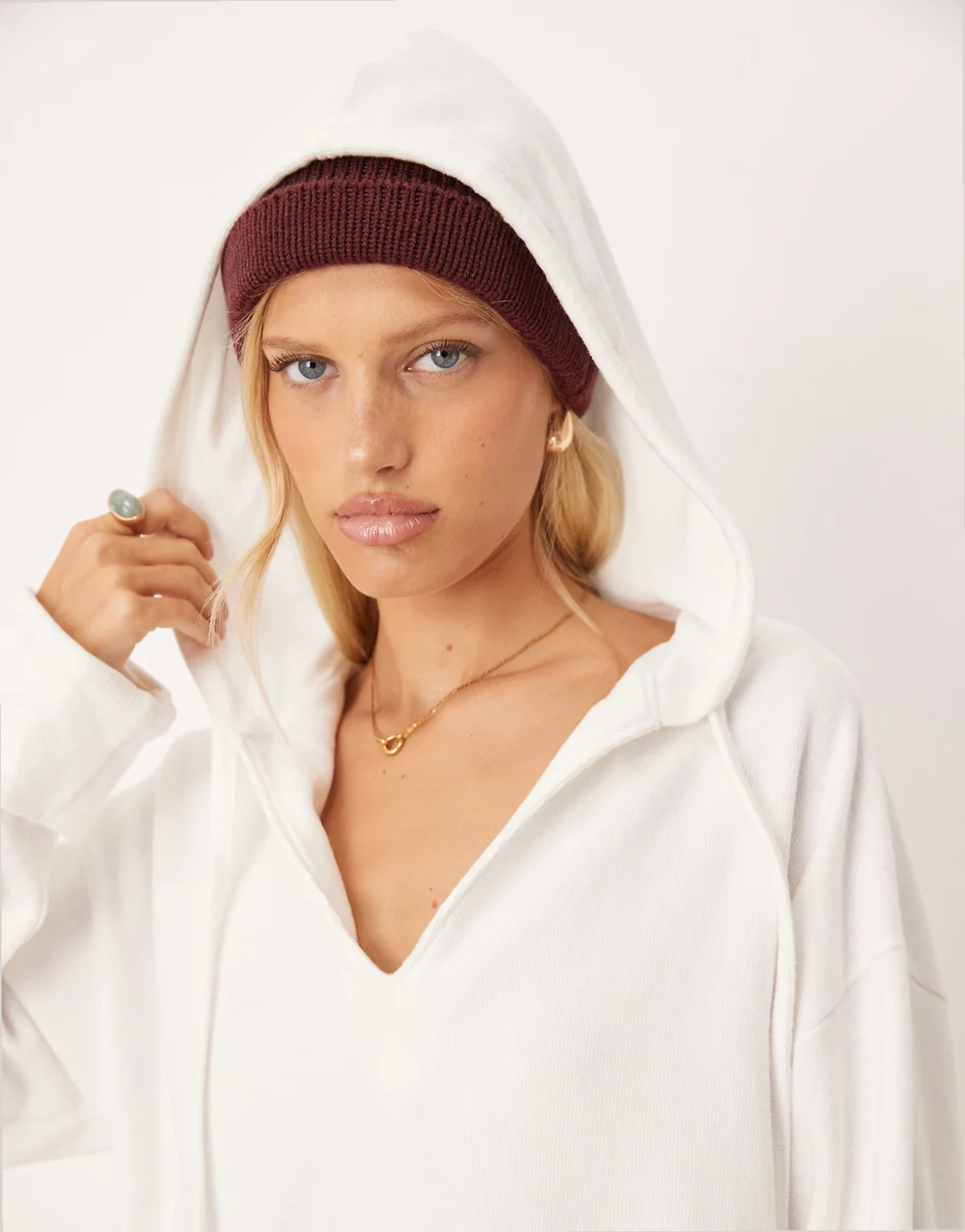 – Superweicher Kapuzenpullover in Winterweiß mit umgeschlagenen Bündchen