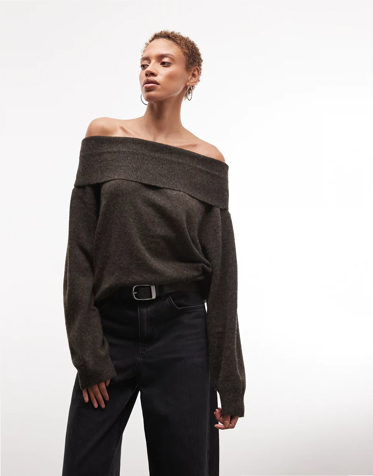 – Lockerer, schulterfreier Pullover in meliertem Braun mit Carmen-Ausschnitt, exklusiv bei ASOS