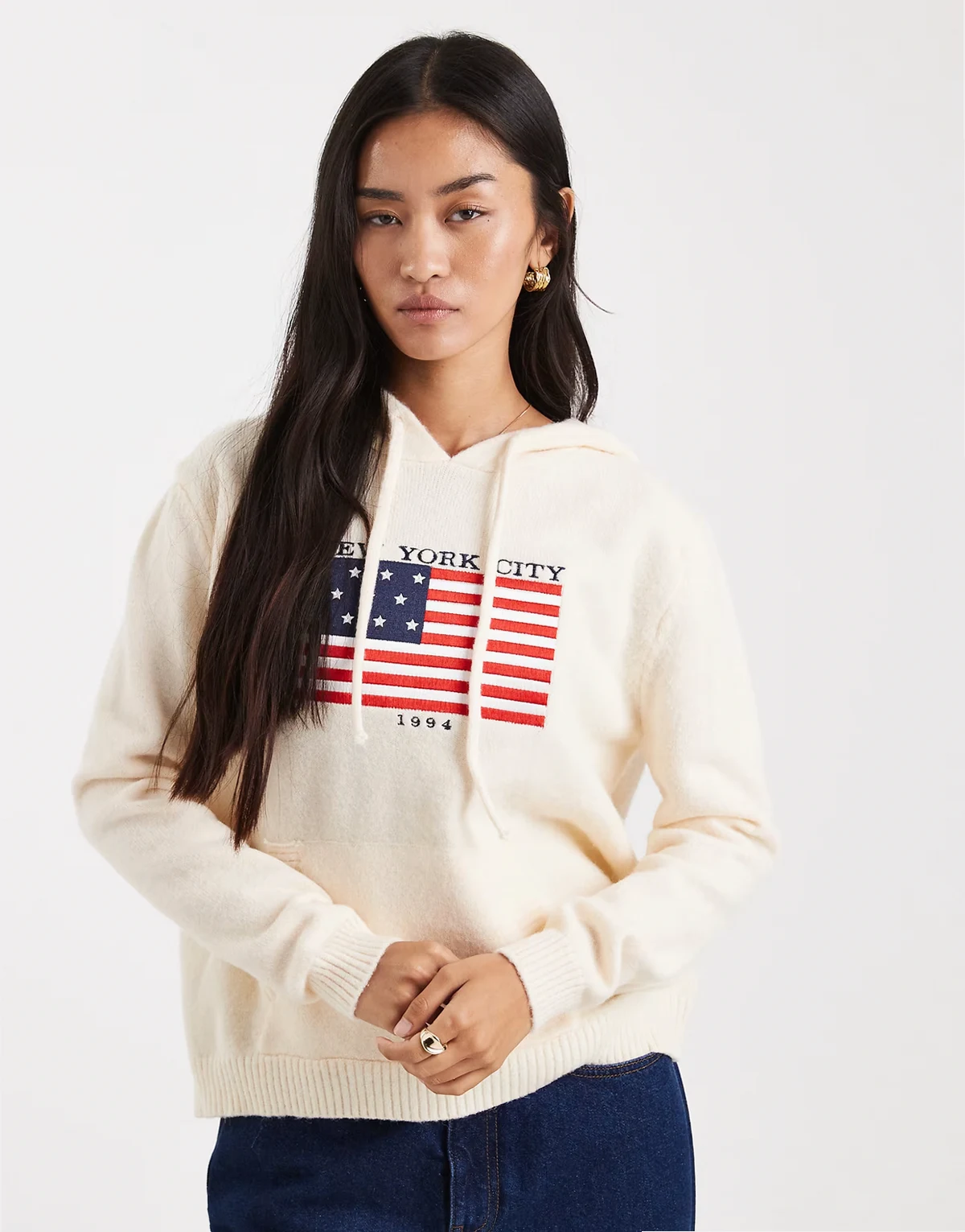 – Breit gerippter Kapuzenpullover in Creme mit Flaggen-Applikation und Stickerei