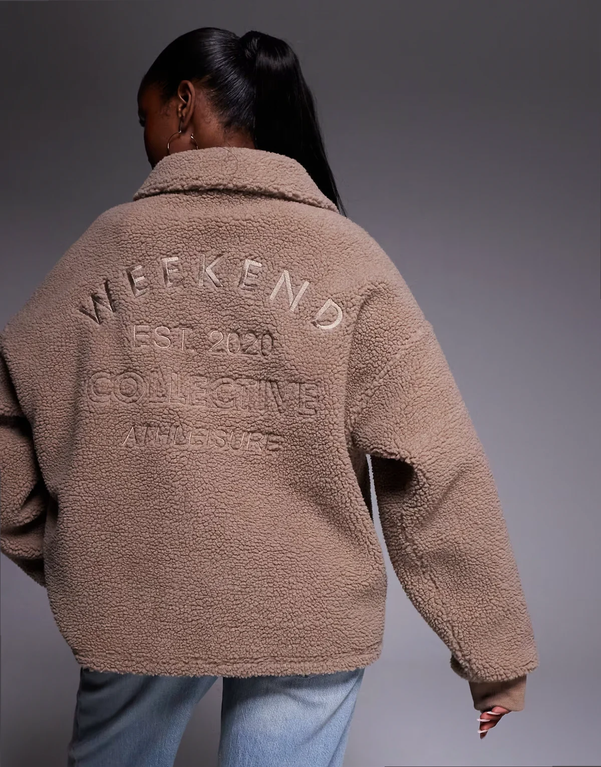 Weekend Collective – Pullover in Braun aus Teddy-Fleece mit kurzem Reißverschluss und Rückenstickerei