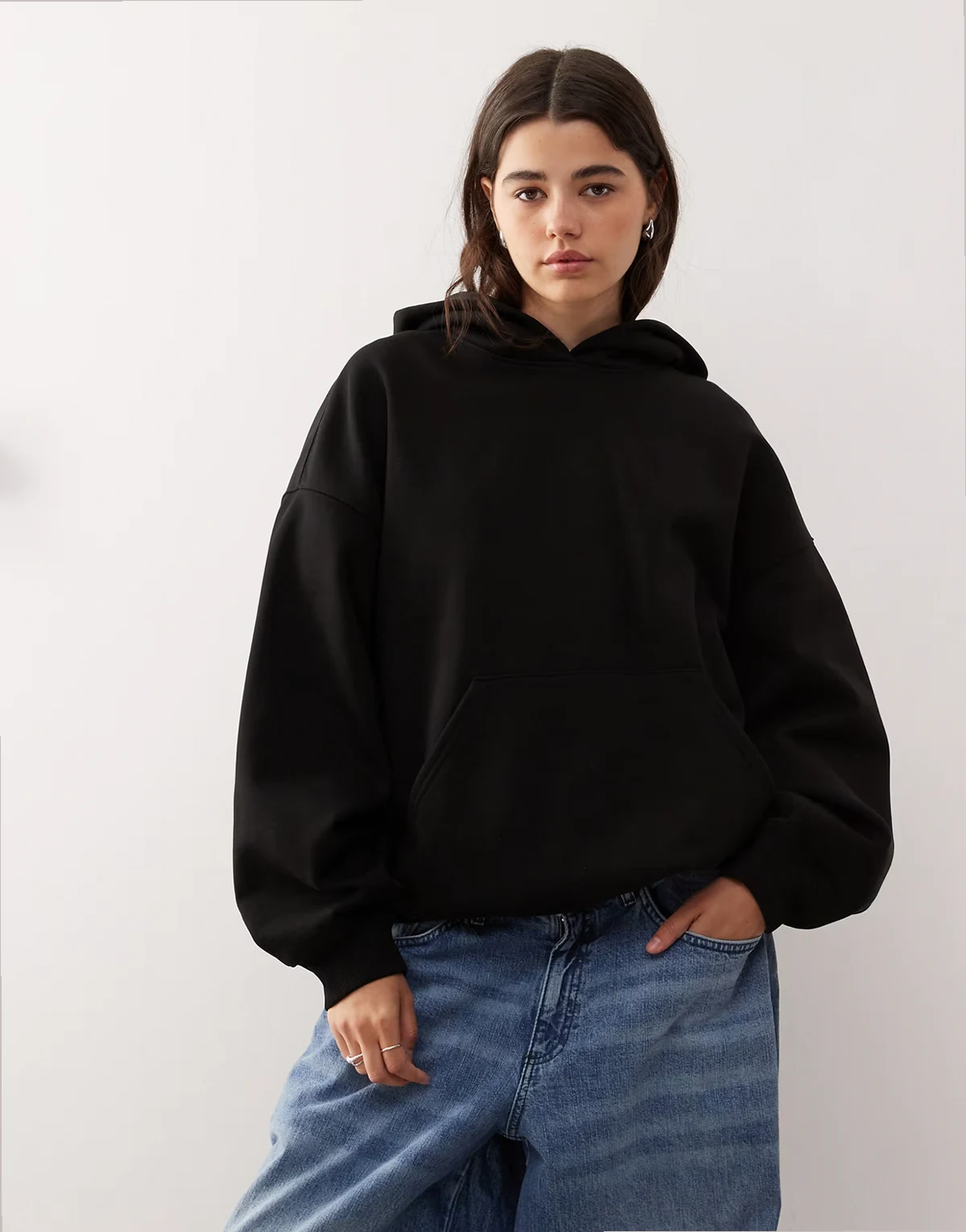 – Schwerer Jersey-Kapuzenpullover in Schwarz im Oversized Fit
