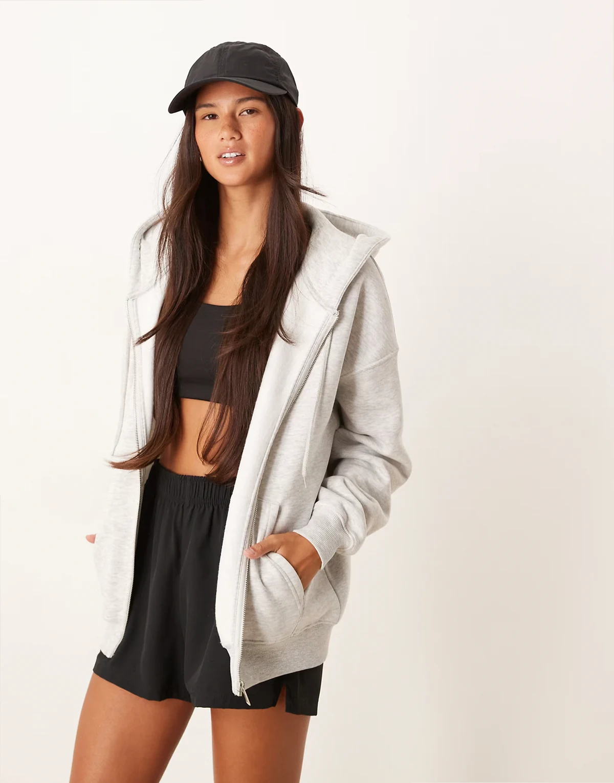 – Jasnoszara melanżowa bluza z kapturem i zapięciem na zamek, z przewagą bawełny