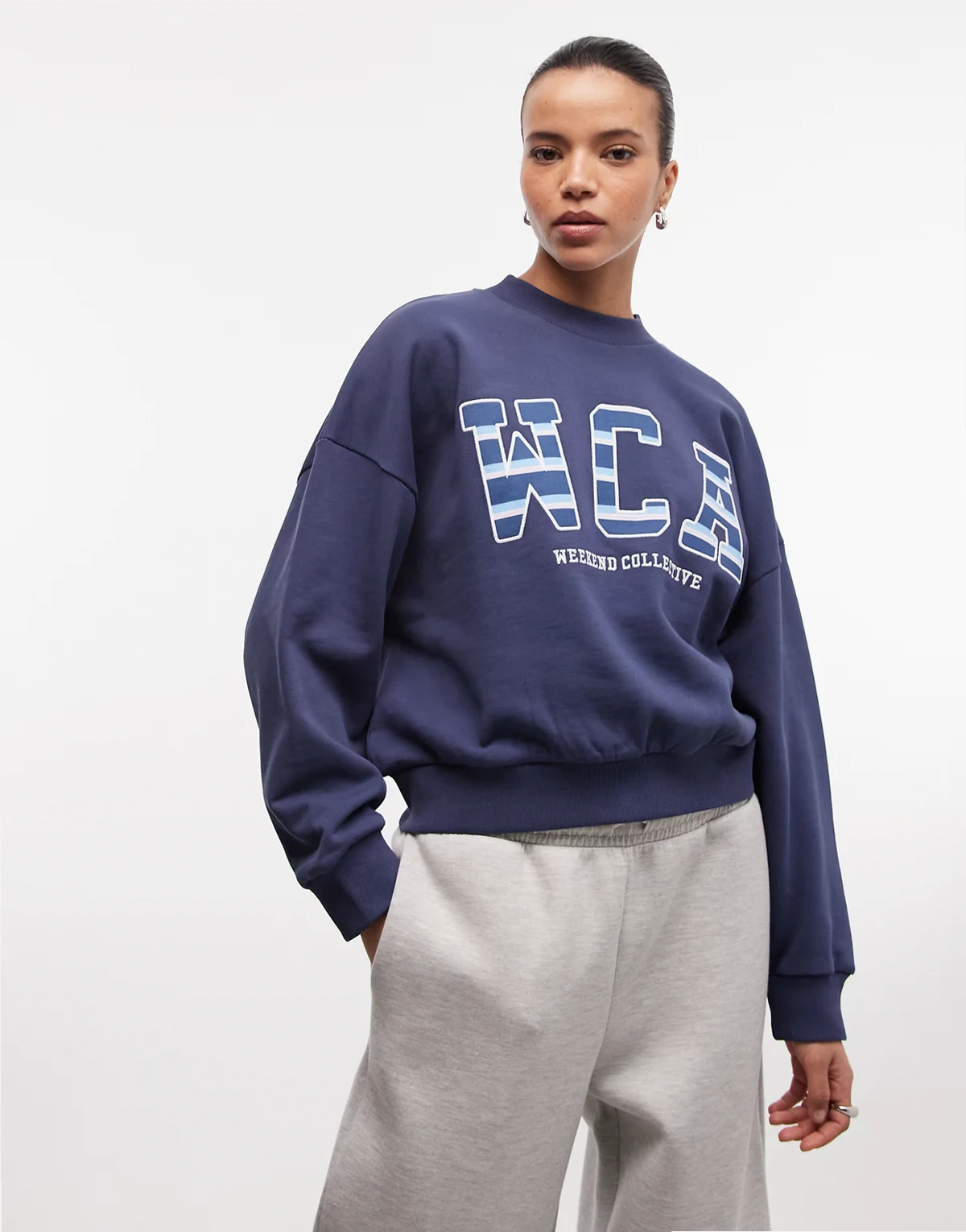 Weekend Collective – Oversize-Sweatshirt in Marineblau mit gestreiftem College-Logo