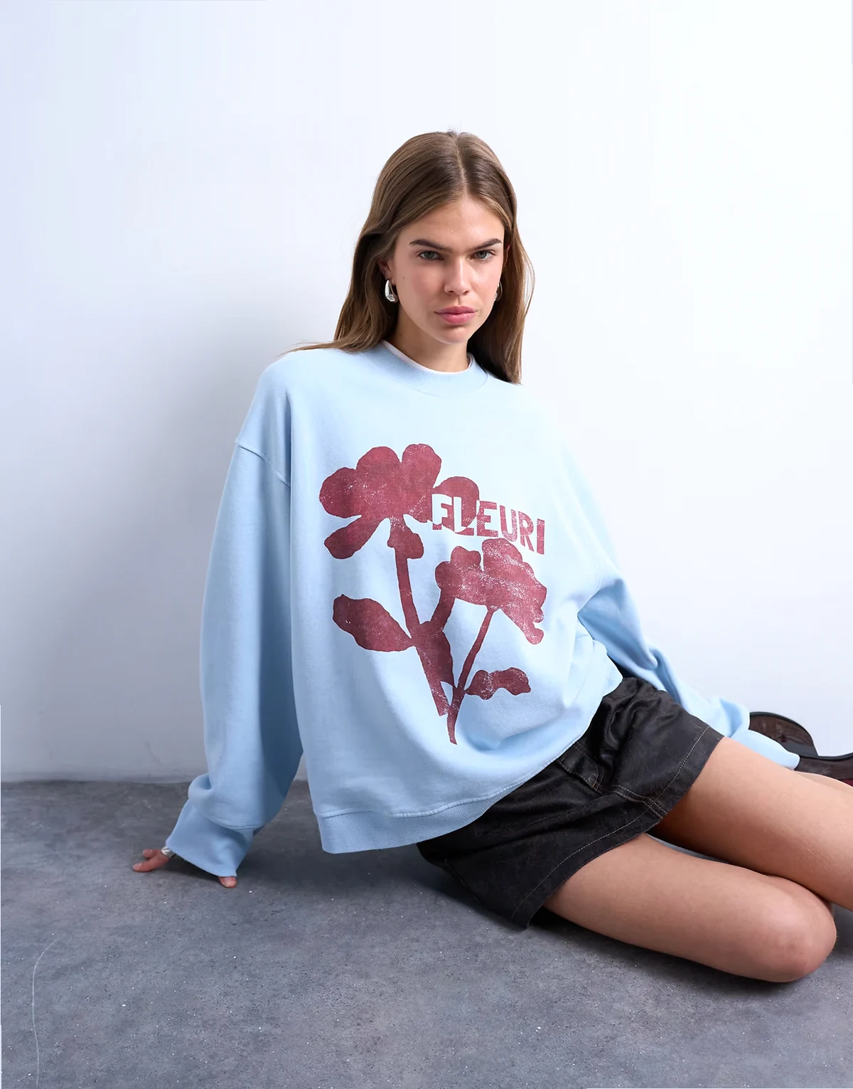 – Jasnoniebieska bluza oversize z grafiką kwiatów