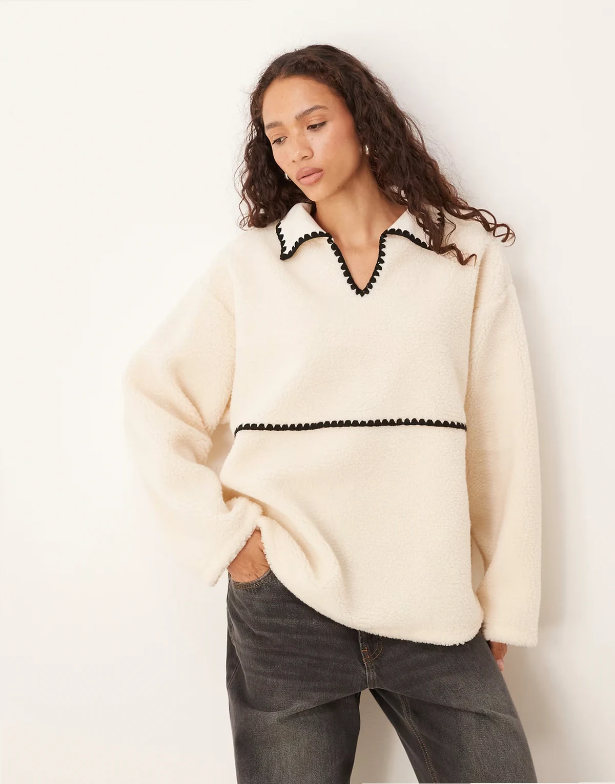 – Teddyfleece-Sweatshirt in Cremeweiß und Schwarz mit Languettenstich