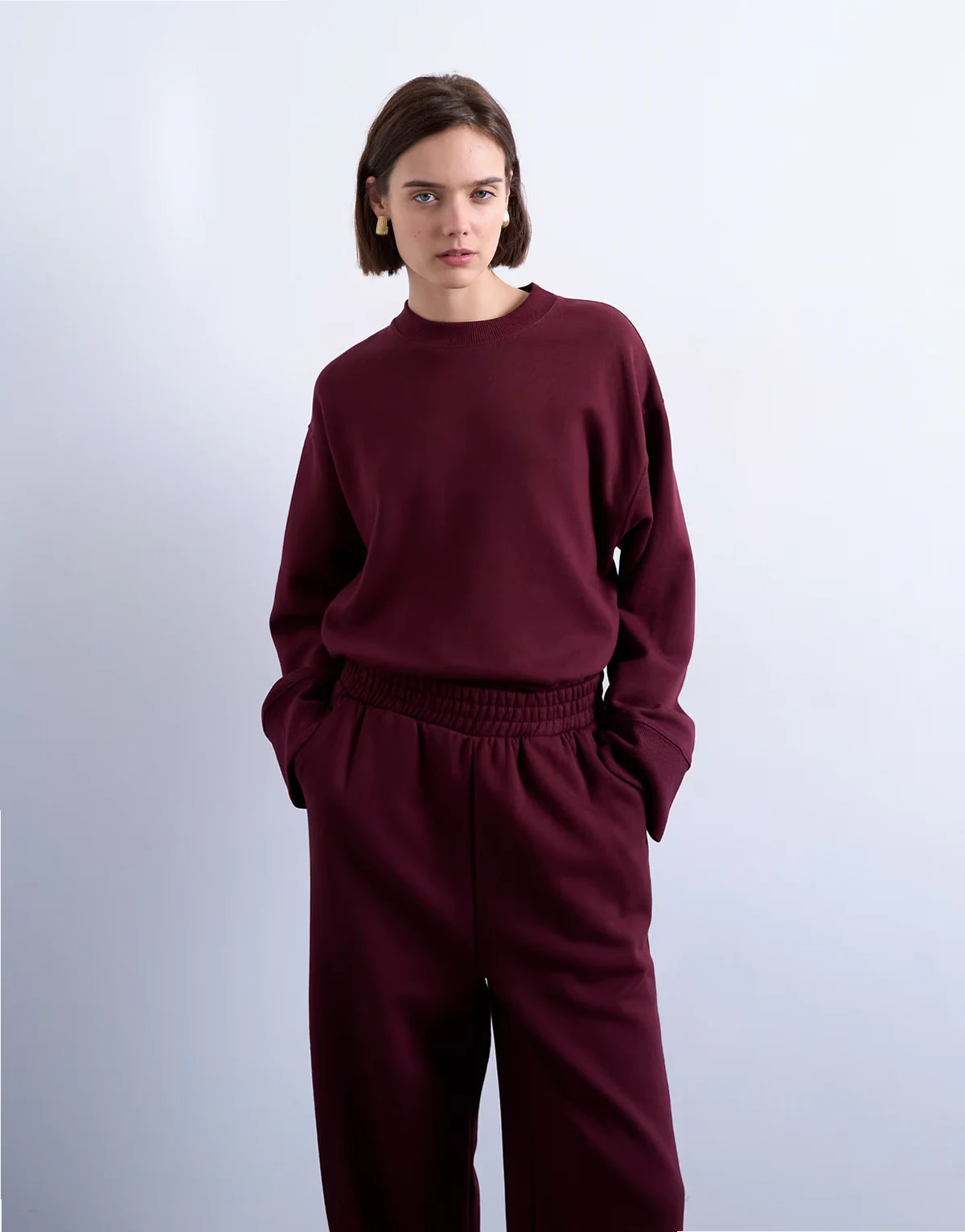 – Bordowa bluza oversize z szerokimi mankietami