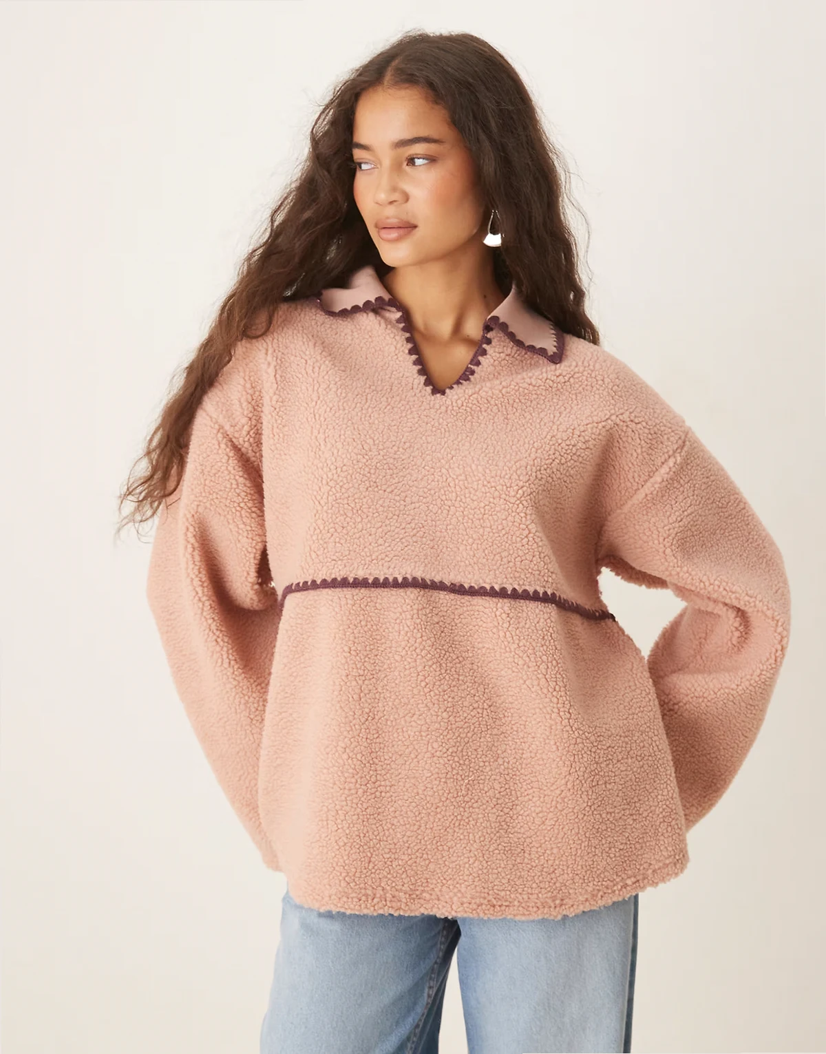 – Sweatshirt aus Teddyfleece in Rosa mit Languettenstich in Burgunderrot