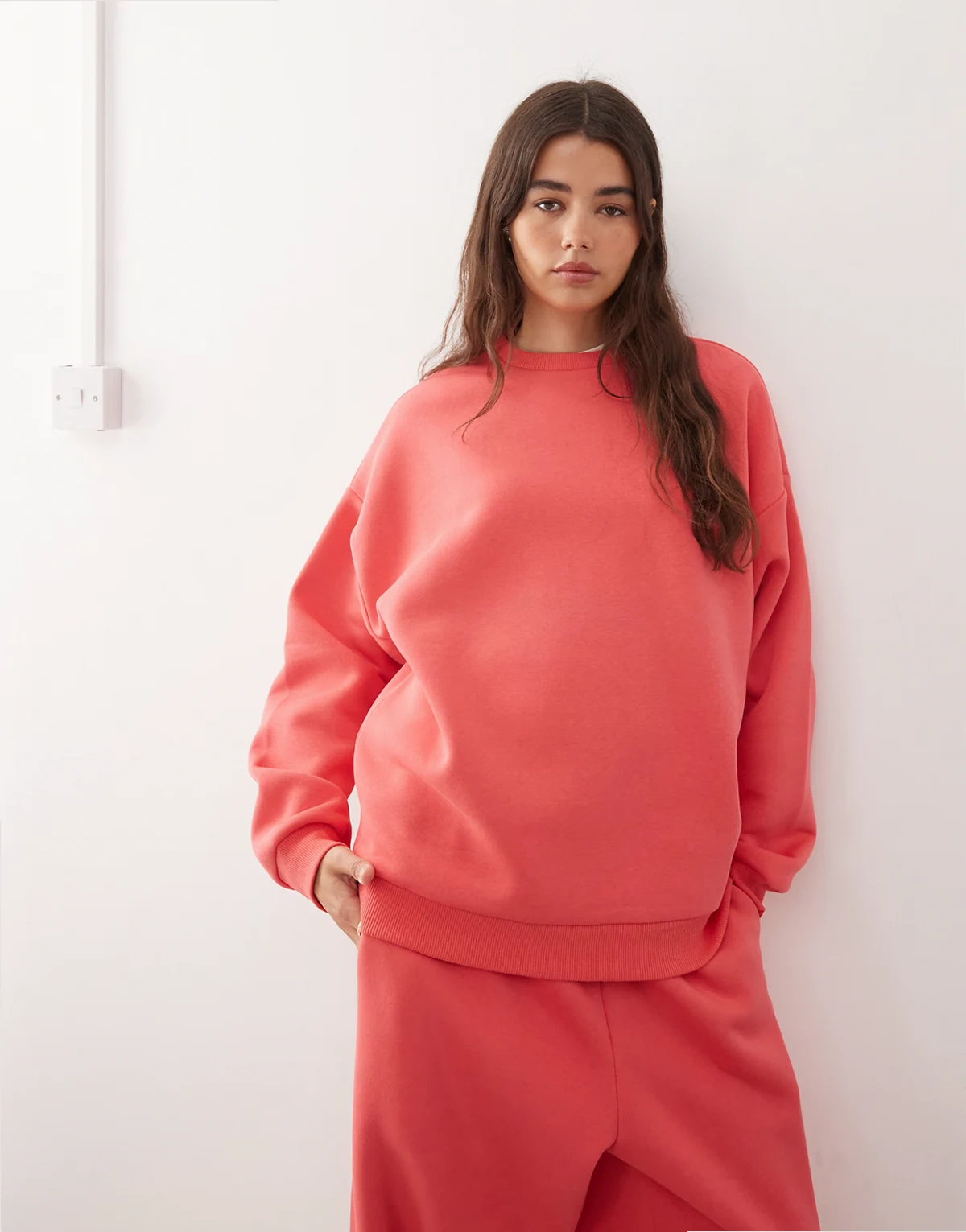 – Czerwona gruba bluza dresowa o pudełkowym kroju