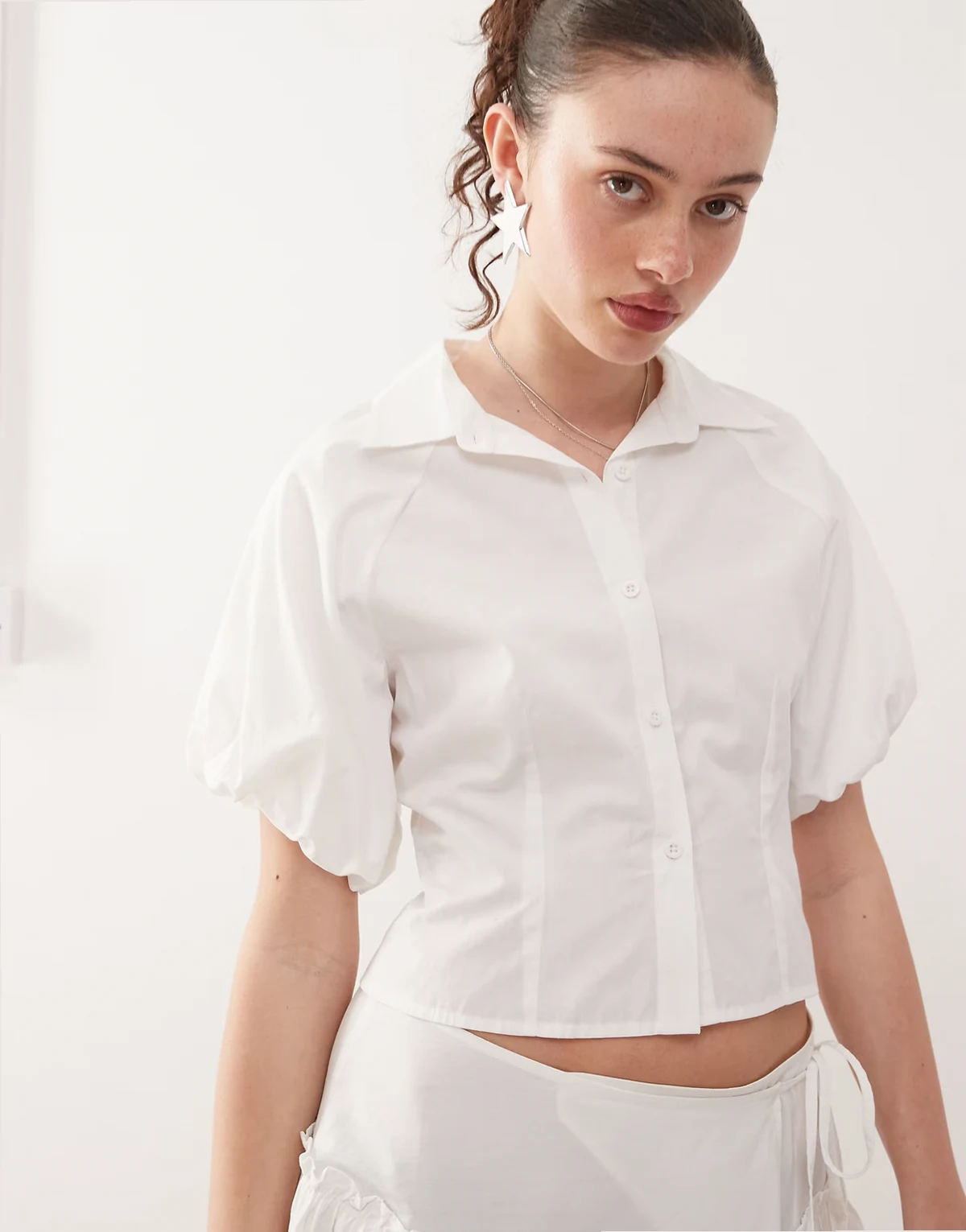 – Biała taliowana koszula z bufkami, część zestawu