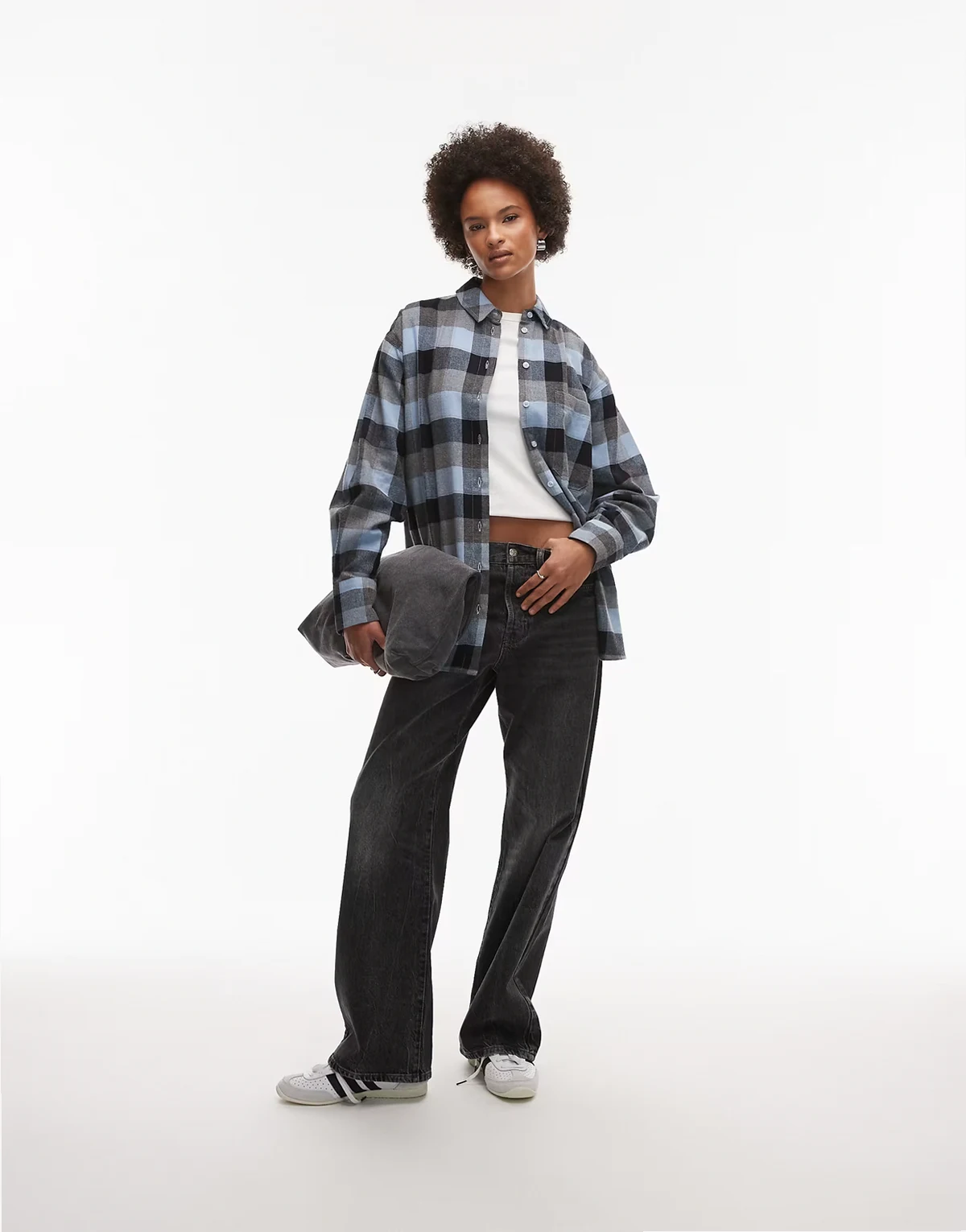 – Angeraute Oversize-Hemdbluse in blau kariert